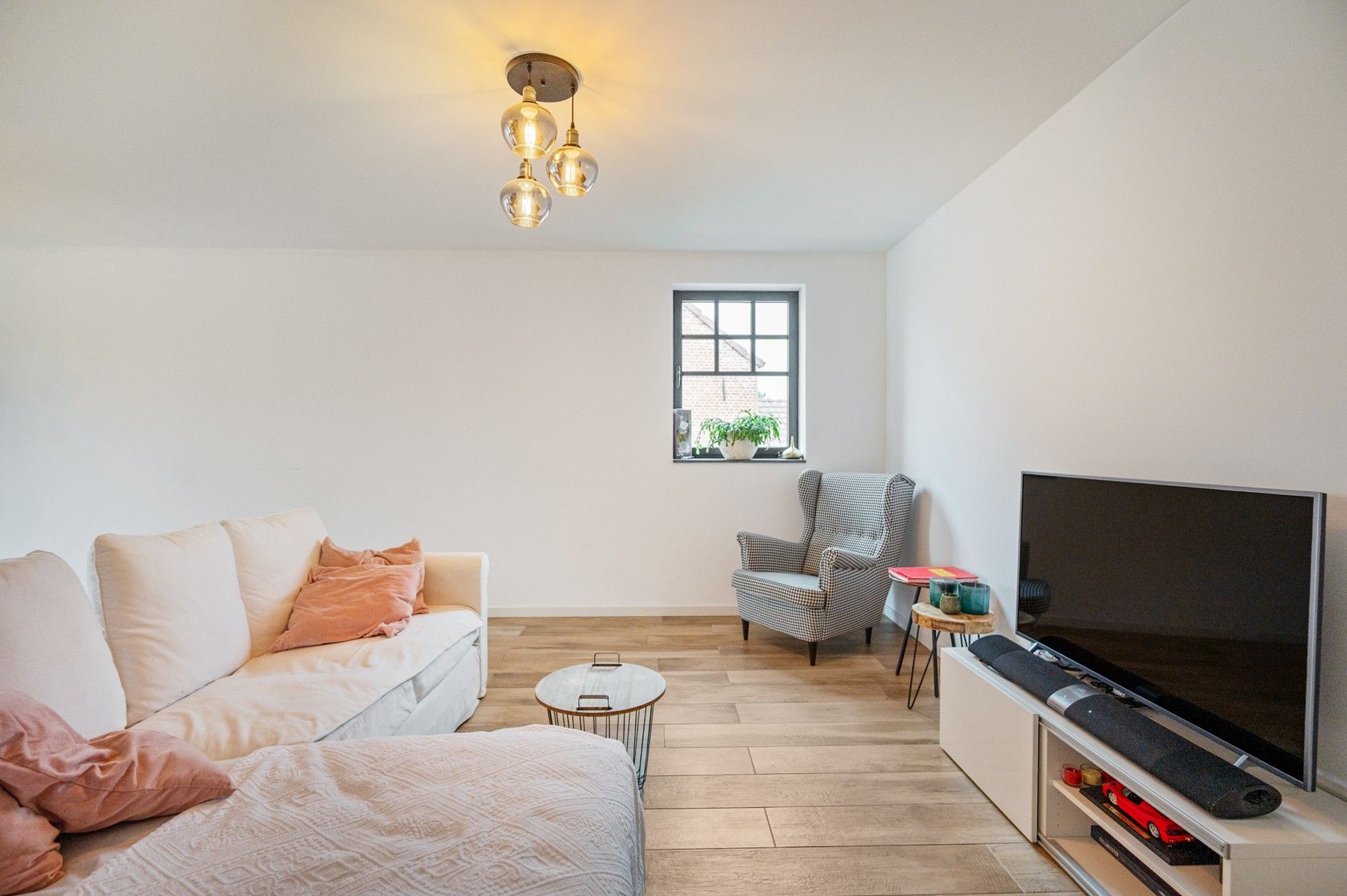 Prachtig en recent appartement met terras en autostaanplaats in het hart van Pulle foto 8
