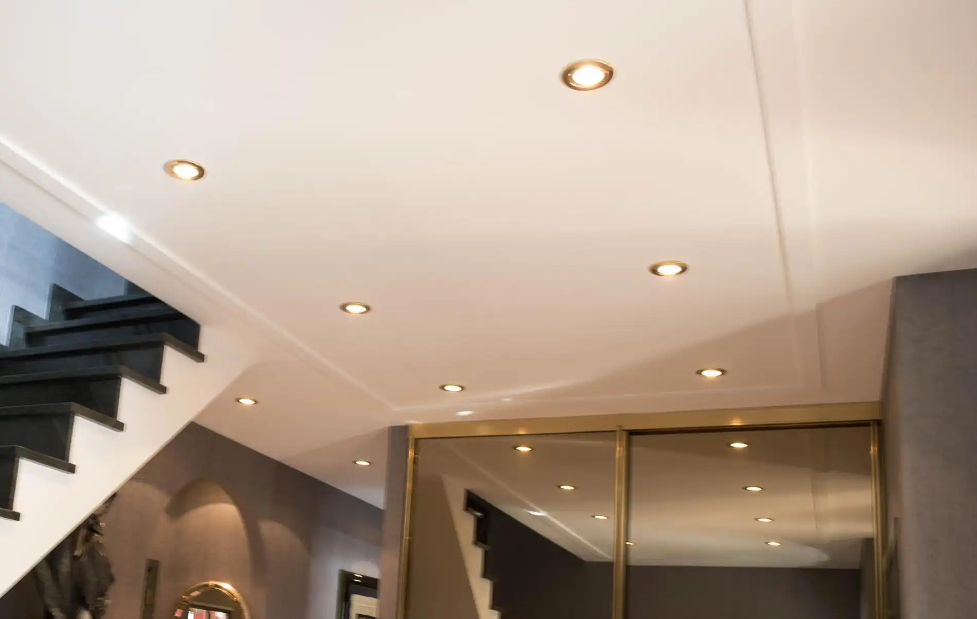 Mooie stijlvilla met kwalitatieve afwerking en zeer verzorgde tuin met oprijlaan. foto 7