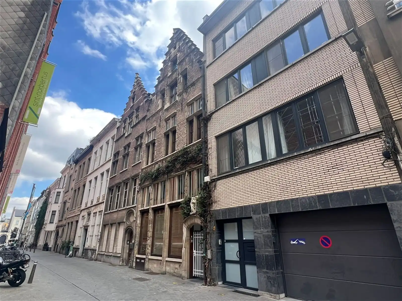 Gelijkvloers kantoor in authentieke trapgevelwoning foto 15