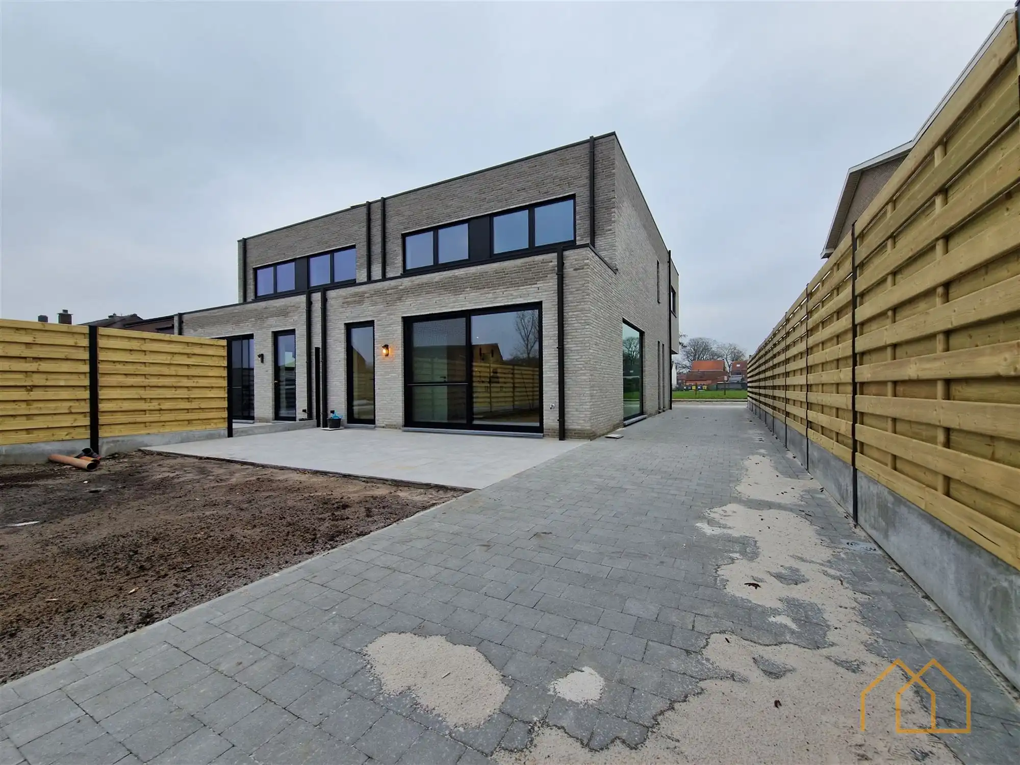 Moderne nieuwbouw met tuin en 3slk foto 25
