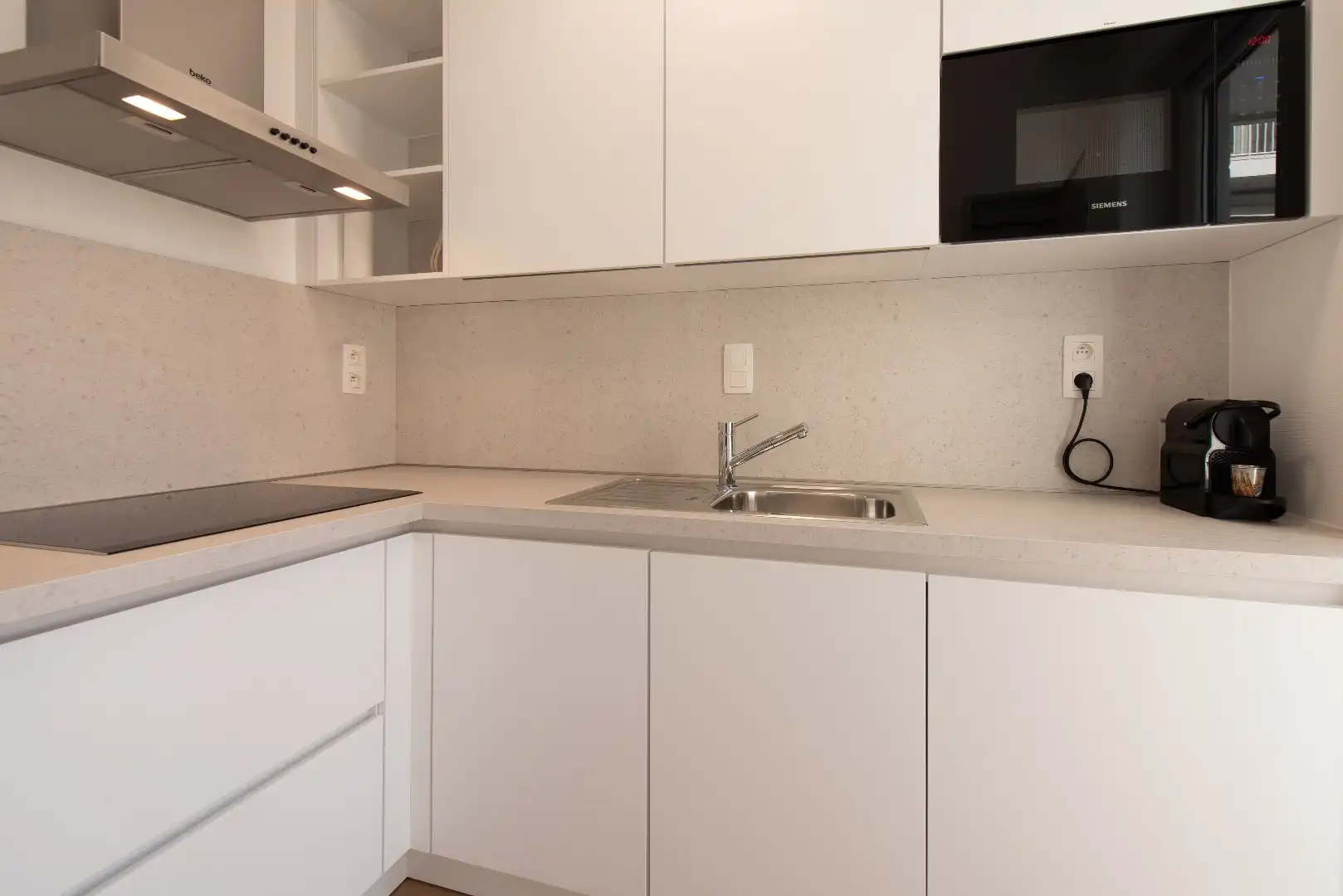 Mooi vernieuwde studio gelegen op de vierde verdieping met zonneterras foto 8