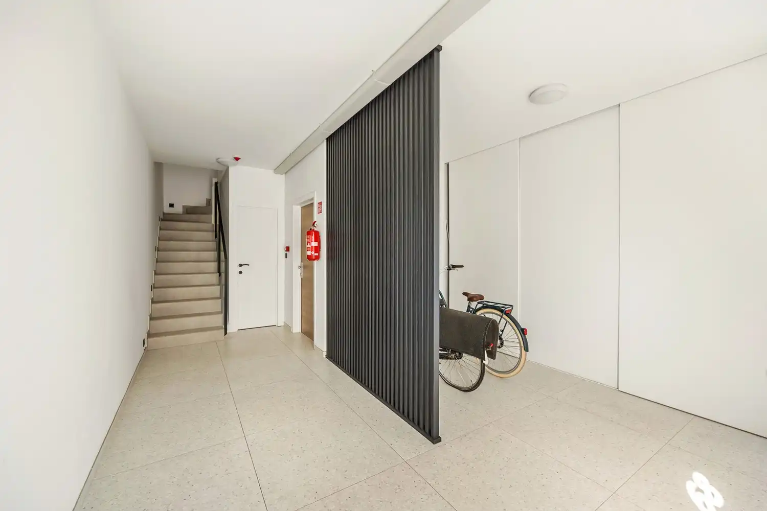 Modern gelijkvloers appartement met een zeer grote tuin (±200m²)  in hartje Sint-Niklaas! foto 20