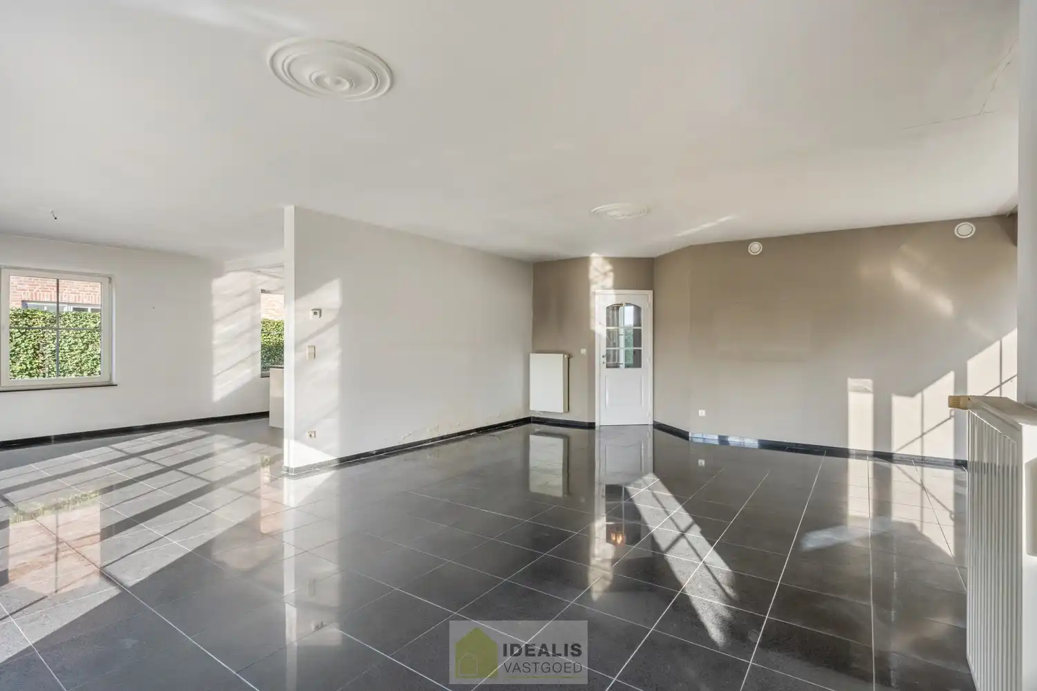 IDEALIS VASTGOED – HEDENDAAGSE EENGEZINSWONING OP RUSTIGE LOCATIE MET AANGELEGDE TUIN OP EEN KNAP PERCEEL (9A87CA) NABIJ HET CENTRUM VAN PELT – De woning omvat een heerlijke lichtrijke open leefruimte met aansluitend goed uitgeruste keuken, fijne wasplaats/berging, 4 royale slaapkamers en goed ingerichte badkamer. Een praktisch ingedeelde woning op een aangenaam en ruim perceel! foto 5