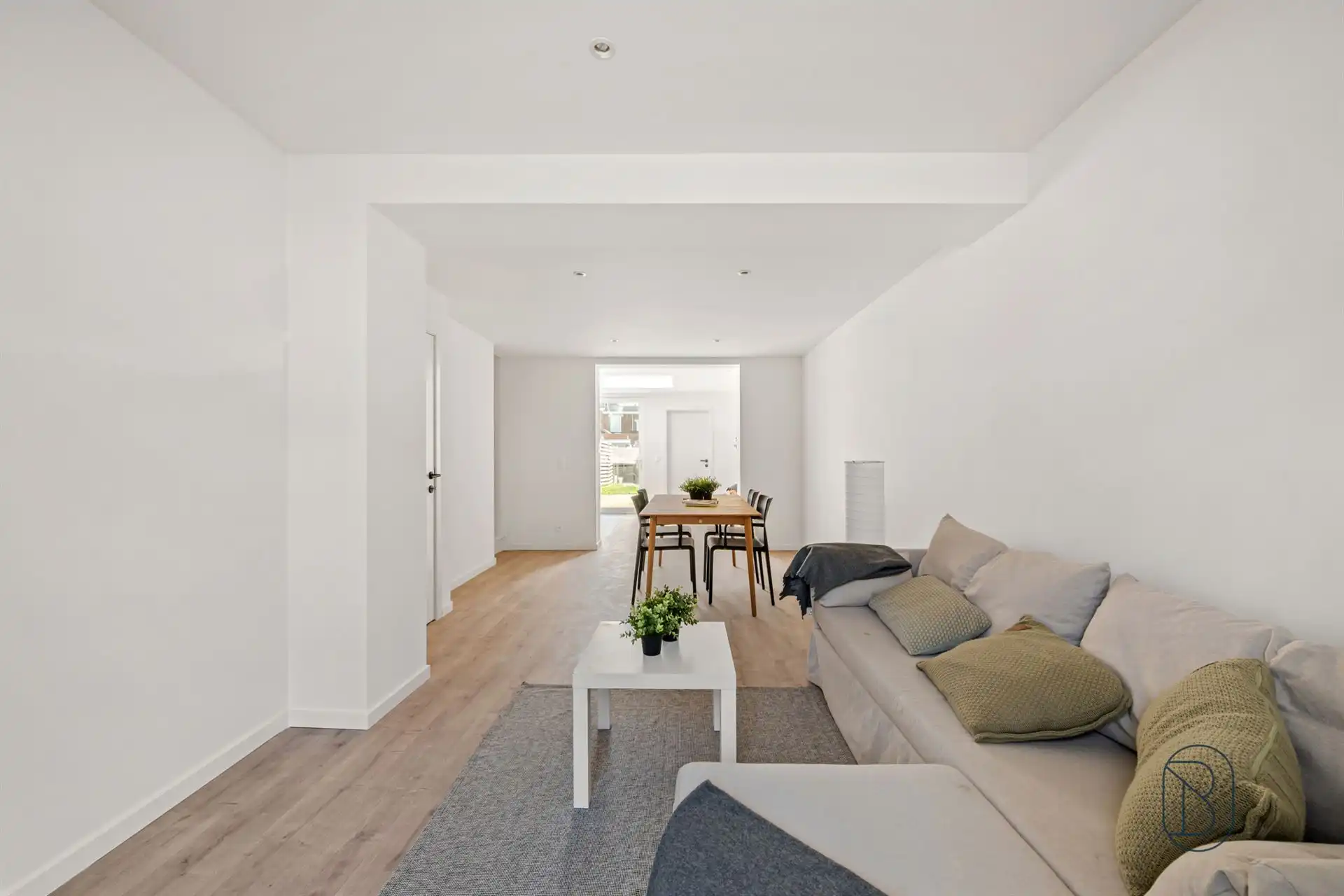 Goedgelegen gerenoveerde woning met tuin en 3 slaapkamers! foto 2