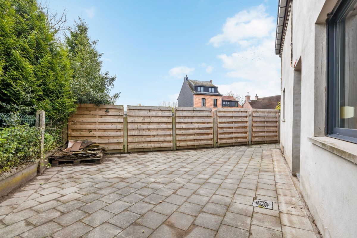 VERKOCHT! Instapklare open bebouwing met ruime garage foto 6