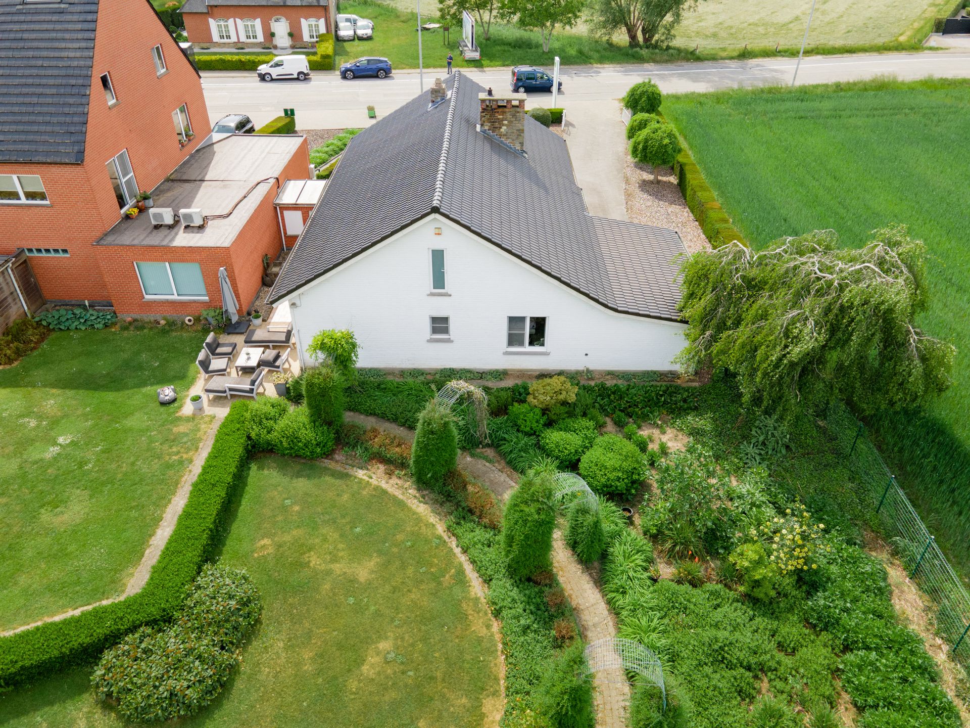 Instapklare villa/bungalow met aansluitend een kantoorruimte/handelsgelijkvloers op ruim perceel van +/- 30 are. Meerdere parkeerplaatsen foto 23