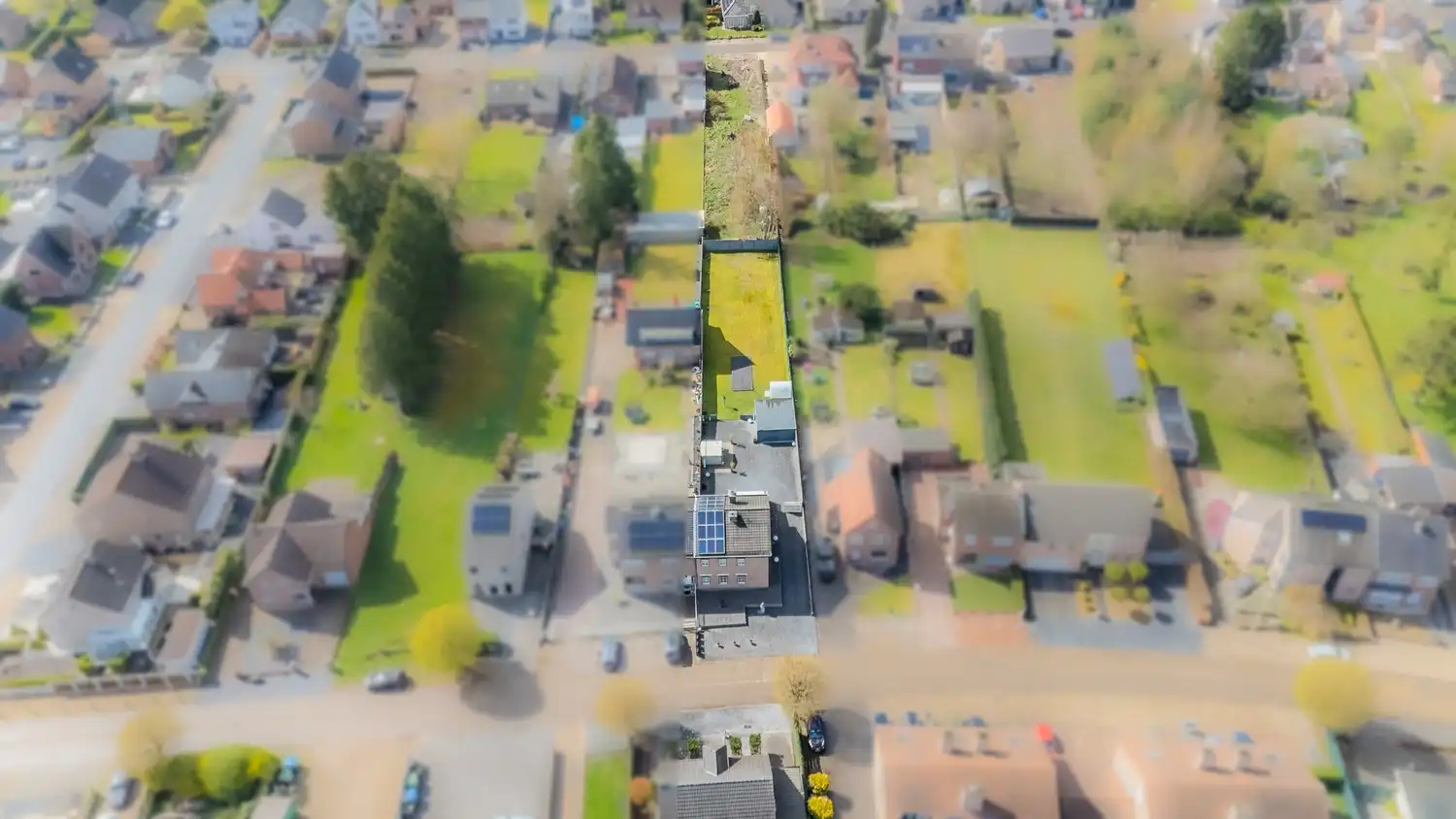 Instapklare woning met drie slaapkamers, ruime tuin en twee garageboxen in hartje Rekem! foto 4