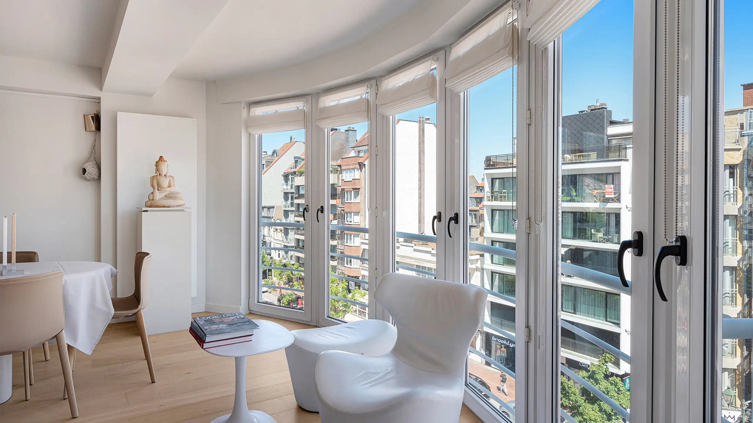 Lichtrijk gerenoveerd appartement met open zichten foto 9