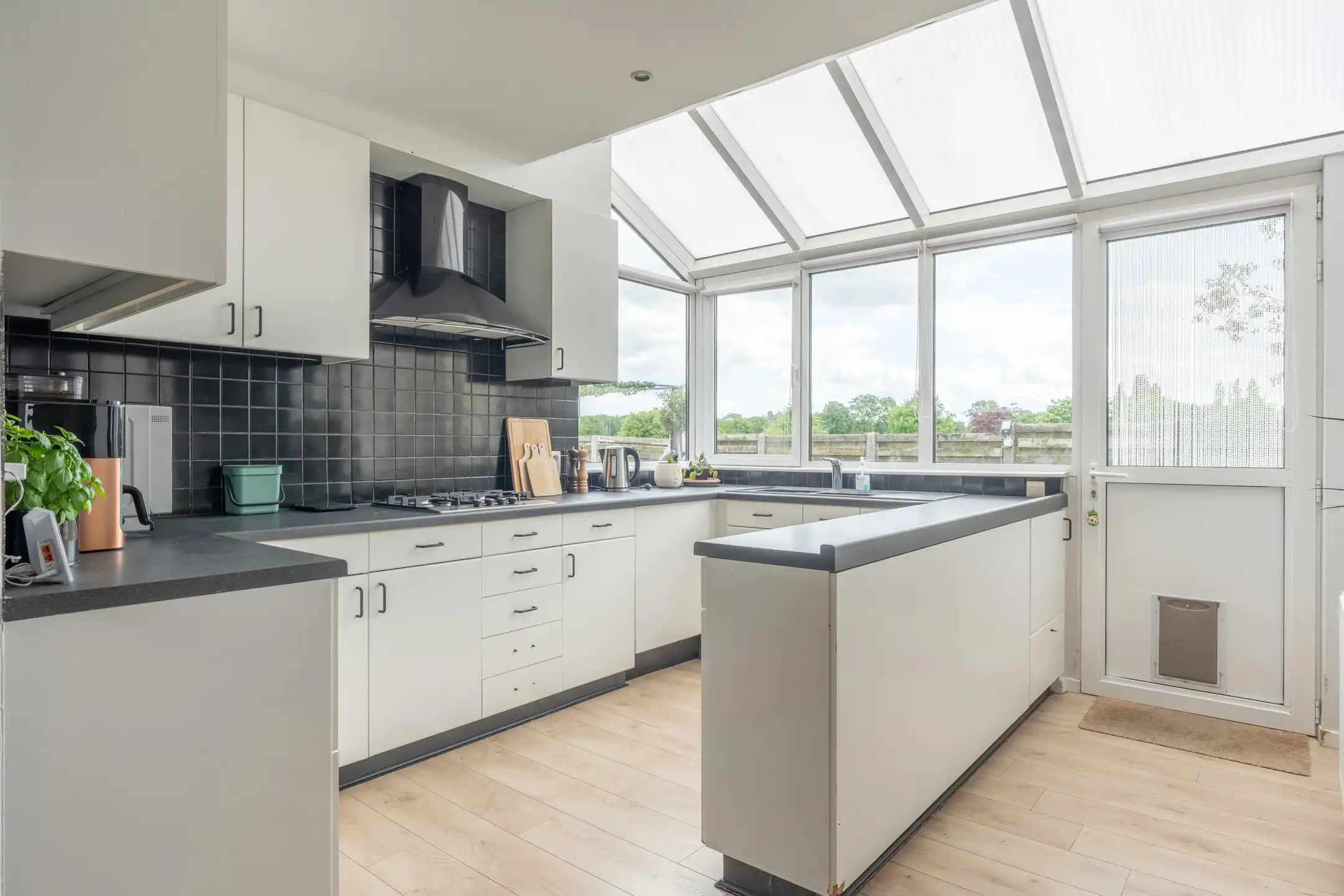 Woning bestaande uit twee appartementen op 985m² perceel. foto 11