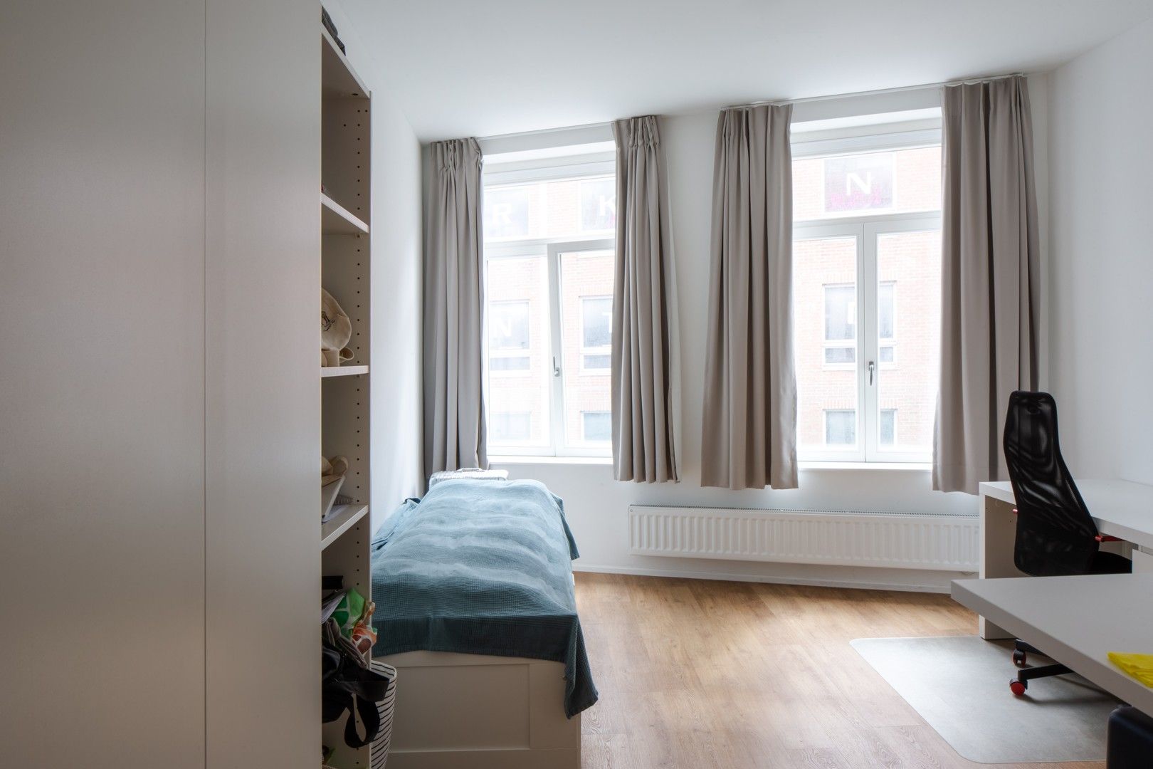 Luxueus afgewerkte studentenkamer met eigen sanitair op centrumlocatie foto {{pictureIndex}}