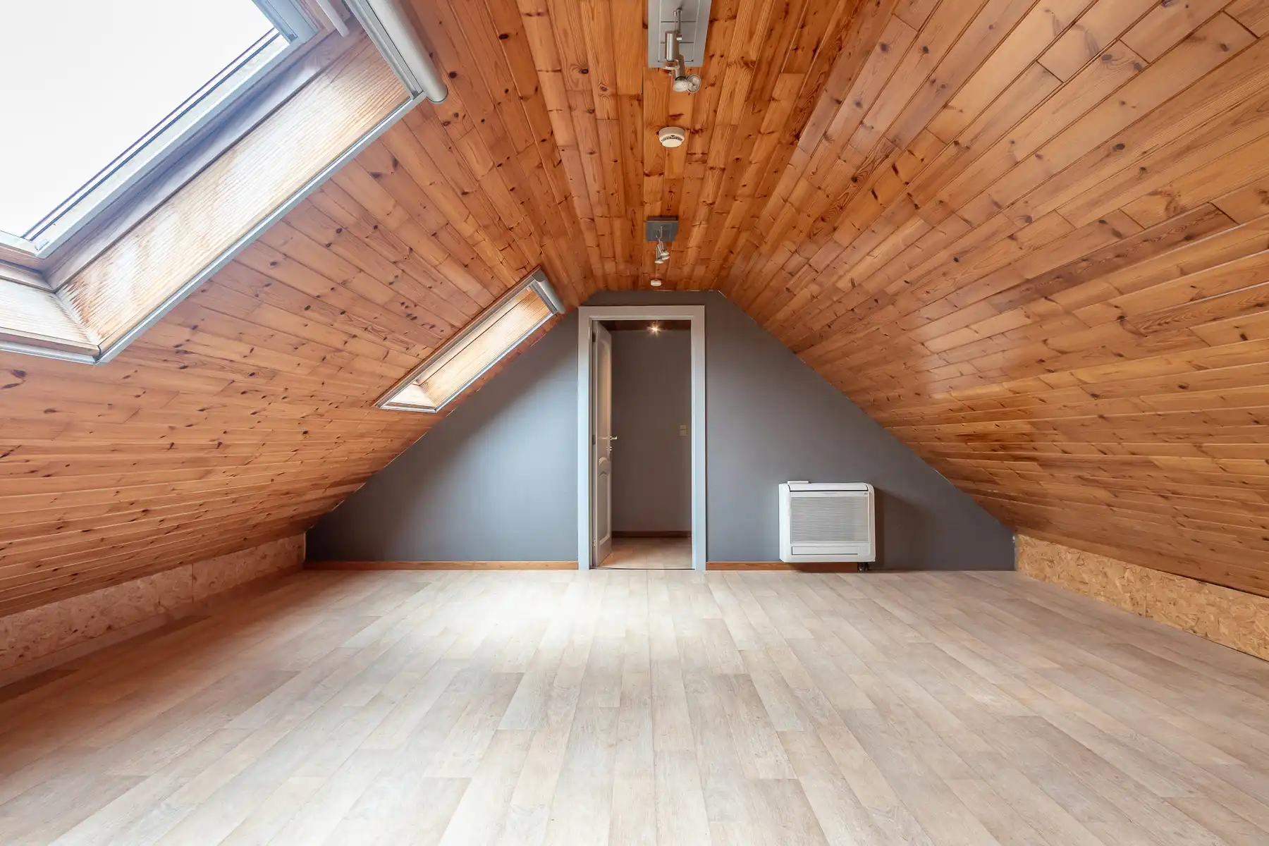 Ruim, triplex appartement met 1 slaapkamer vlakbij centrum foto 23