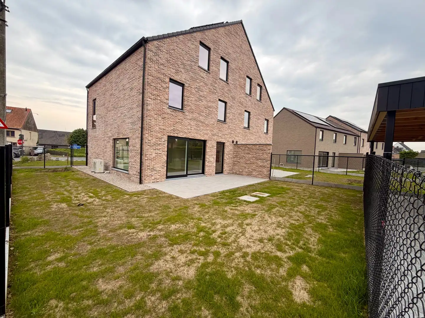 Uitzonderlijk ruime halfopen woning! foto 3
