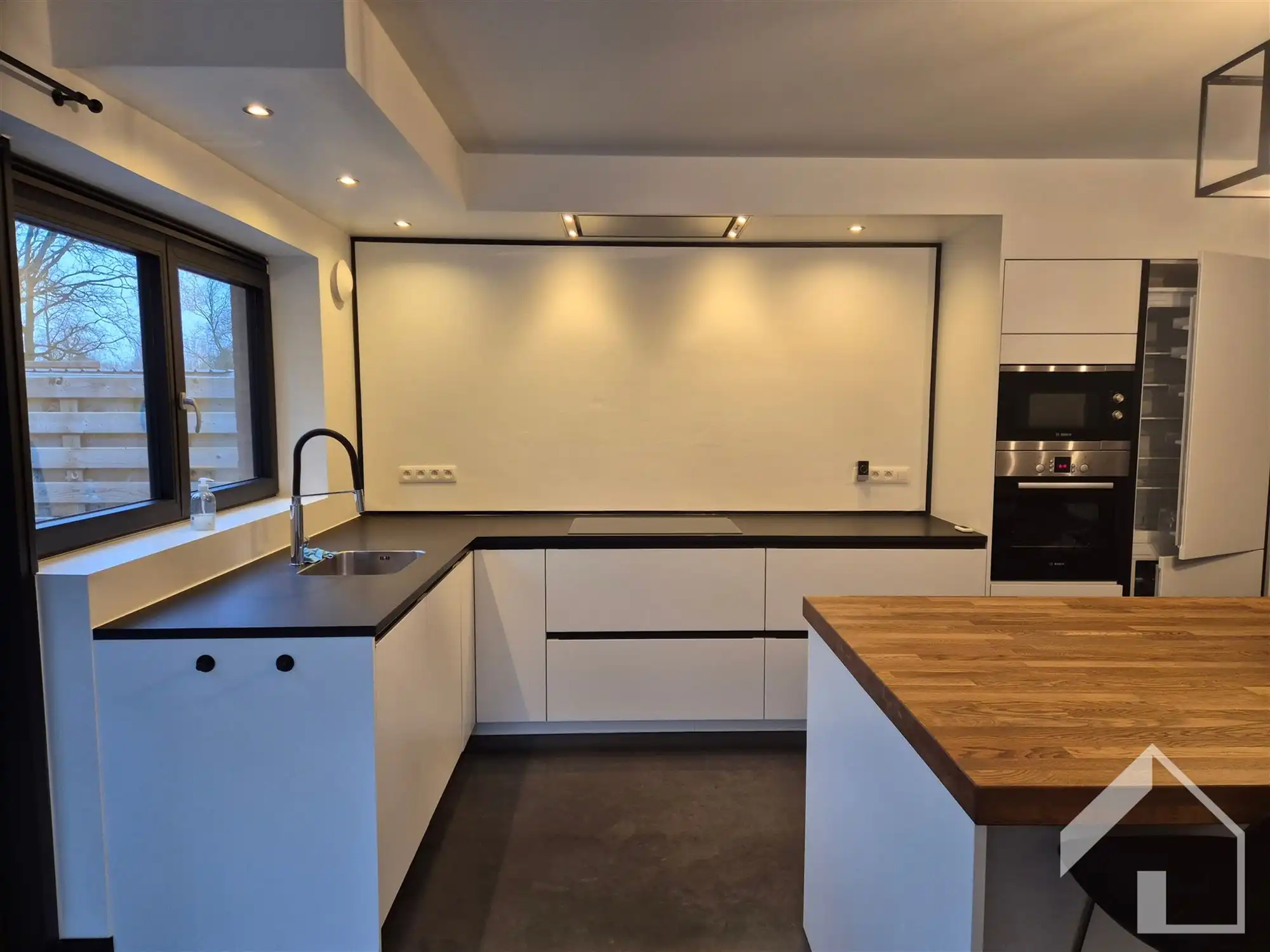 Lichtrijke huurwonig met leuke tuin, terras,oprit en 3 ruime slaapkamers nabij het centrum van Maria-ter-heid (Brasschaat) foto 6