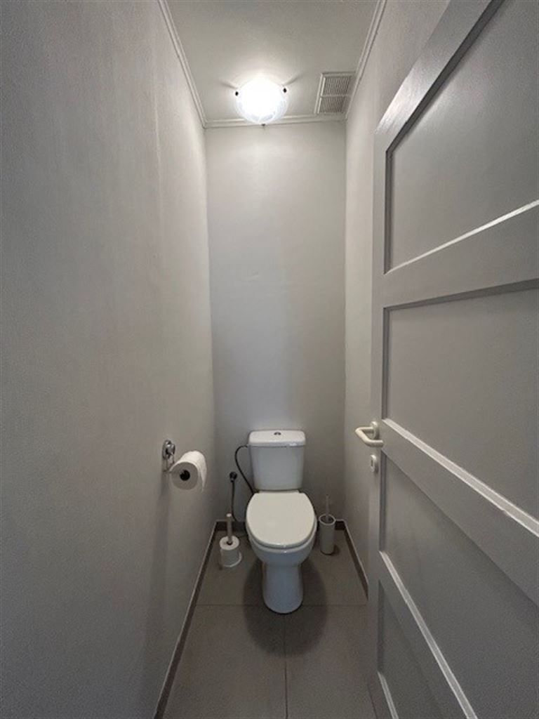 Gelijkvloers appartement met 1 slaapkamer, koer en kelderberging in het centrum van Maaseik. foto 5