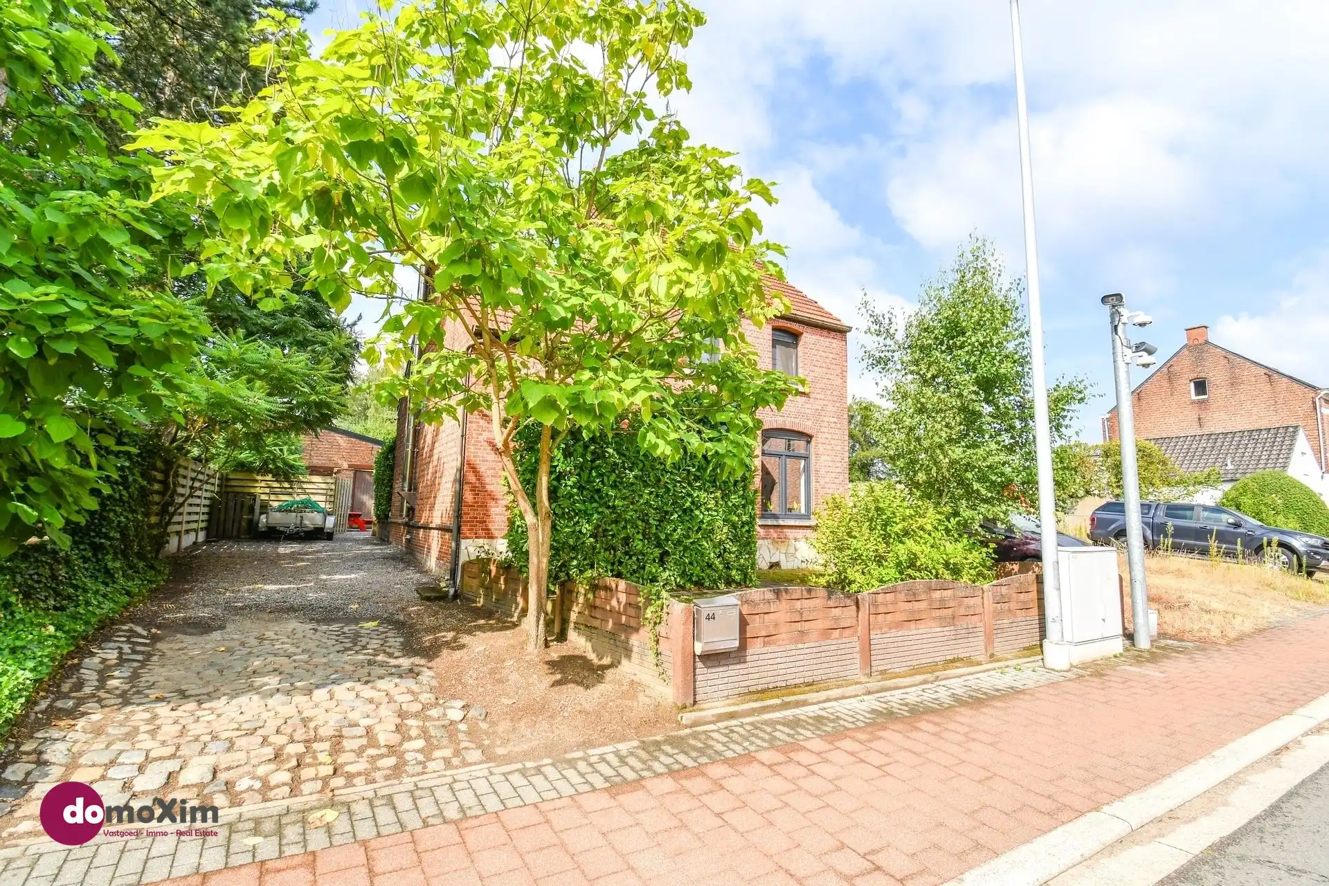 Instapklare woning met ruime hangar nabij het centrum van Hever foto {{pictureIndex}}
