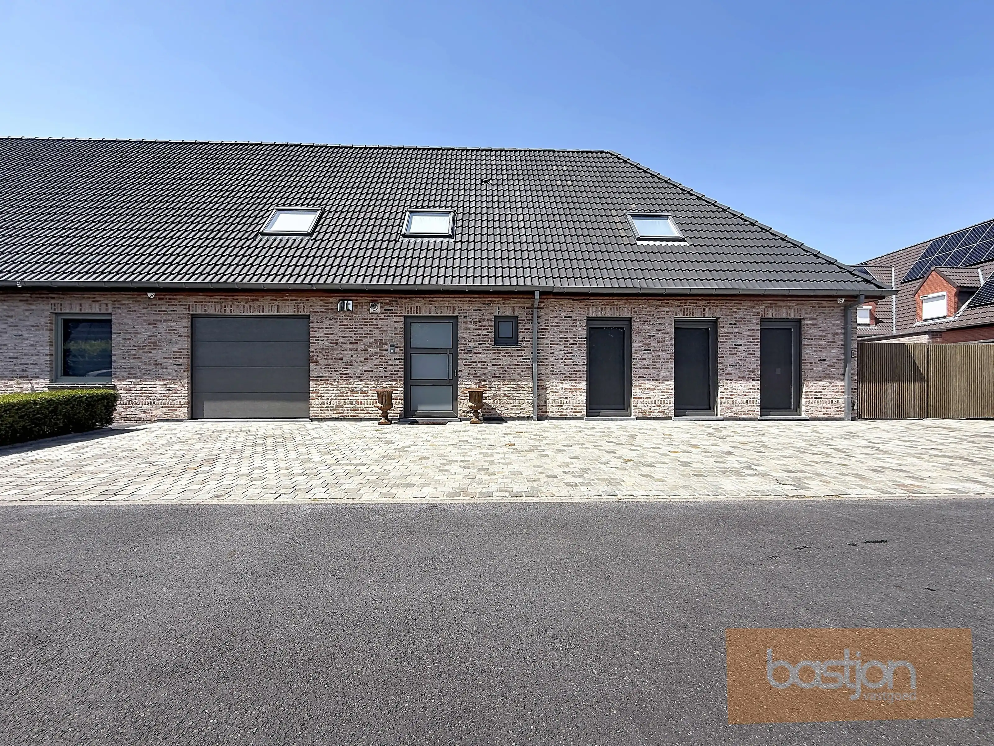 Volledig instapklare halfopen woning te koop in Harelbeke foto {{pictureIndex}}