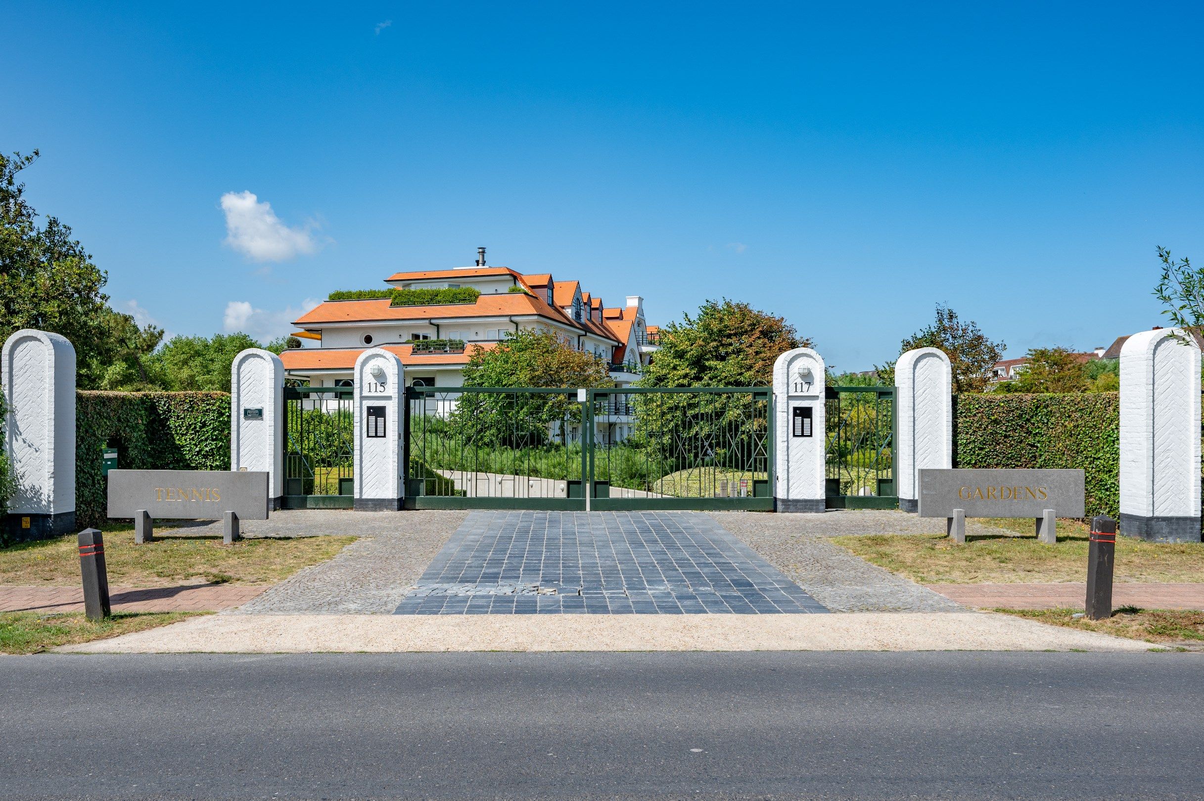 Uitzonderlijk gerenoveerd hoekappartement gelegen in hartje Zoute, in het zeer exclusieve domein "Tennis Gardens" - een privé park van +/- 5 ha, vlakbij de zee  foto 1