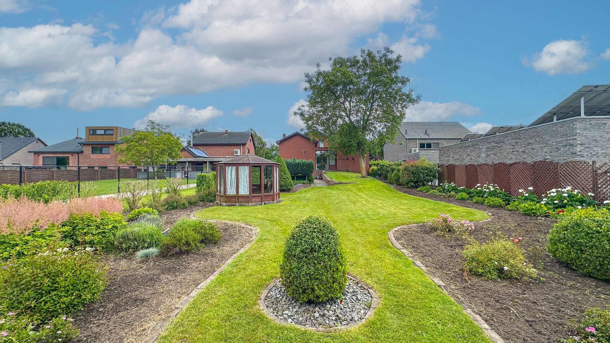 Ruime woning met 5slpk + groot perceel in bosrijke omgeving! foto 2