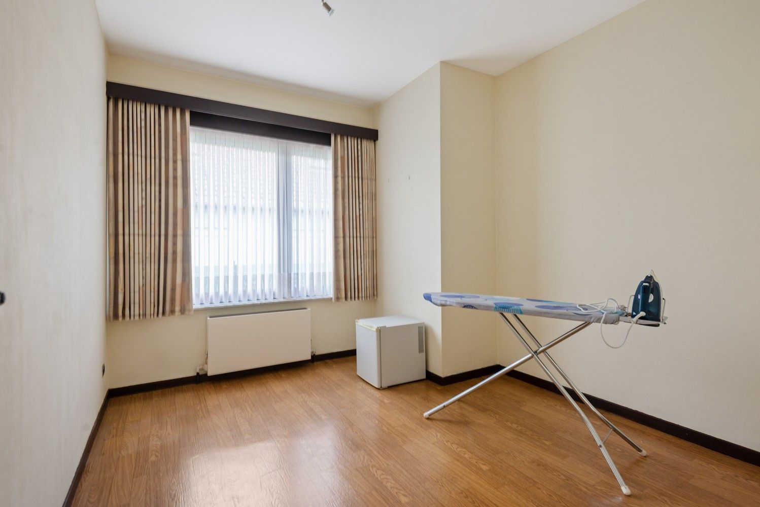 Ruime woning met prachtig onderhouden tuin met verzicht over de velden foto 16