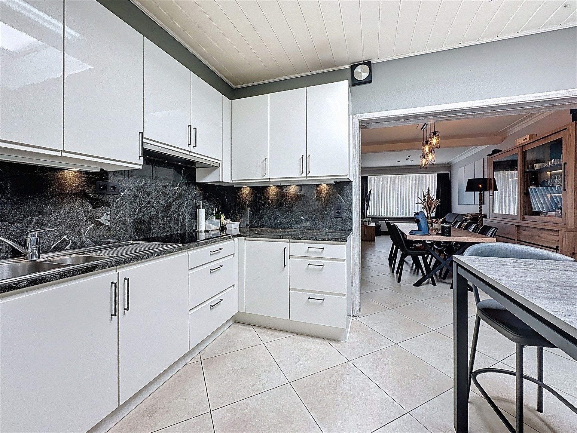 prachtige instapklare woning met stadstuin in Beveren Centrum! foto 3