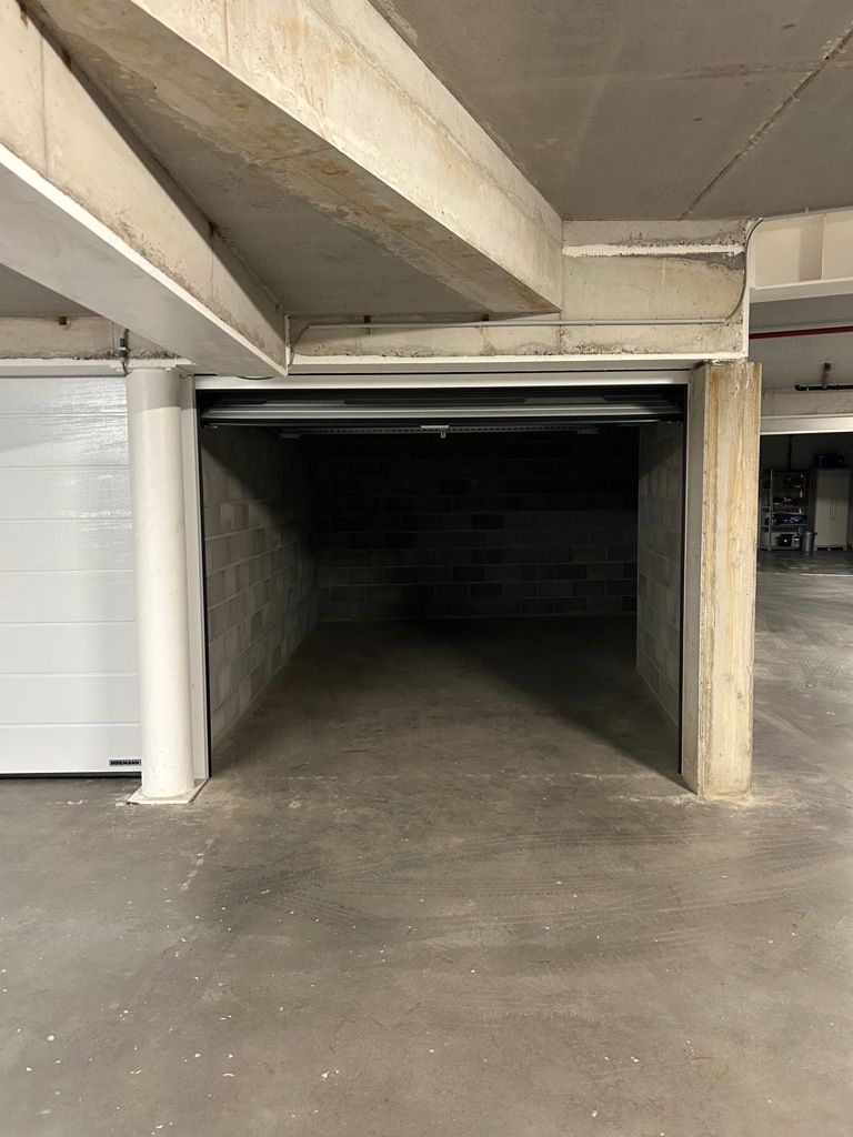Garagebox vlakbij het station! foto 2