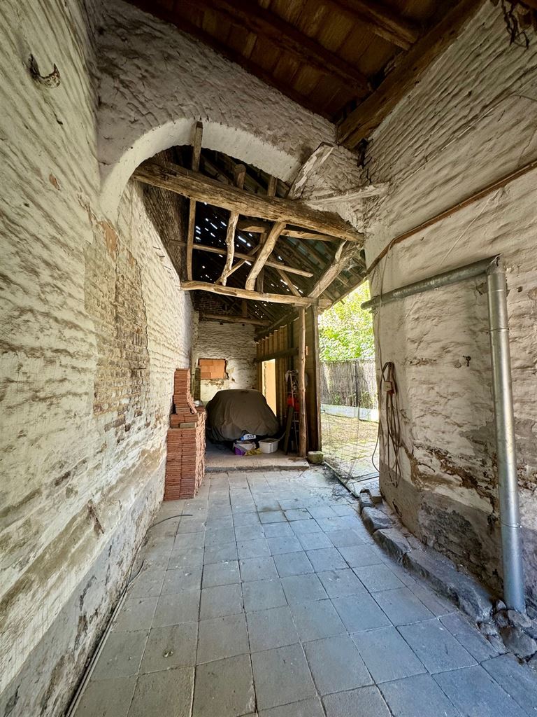 Unieke historische stadshoeve in Maasstijl gelegen "in den hoek" op de Pelserstraat, in het centrum van Maaseik.  foto 25