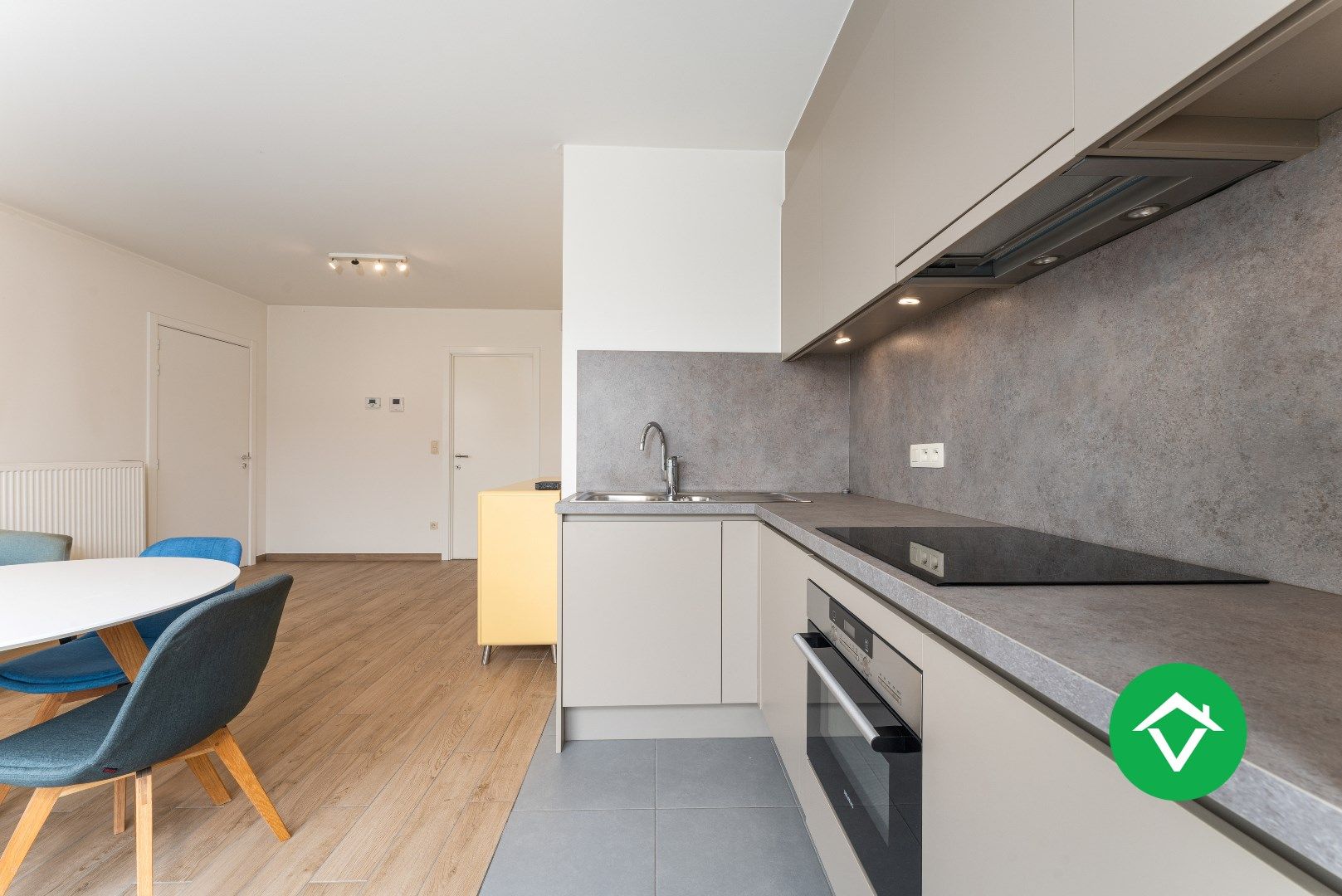 Recent, instapklaar appartement met één slaapkamer, ruim terras en autostaanplaats te Roeselare foto 8