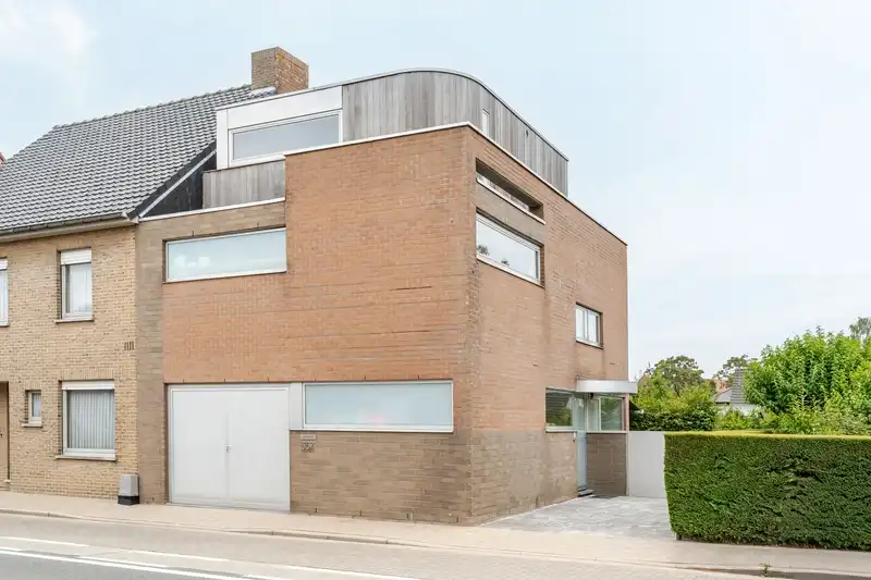 Roeselare : Unieke, strakke halfopen bebouwing met zuidgerichte tuin op toplocatie nabij het centrum. foto {{pictureIndex}}
