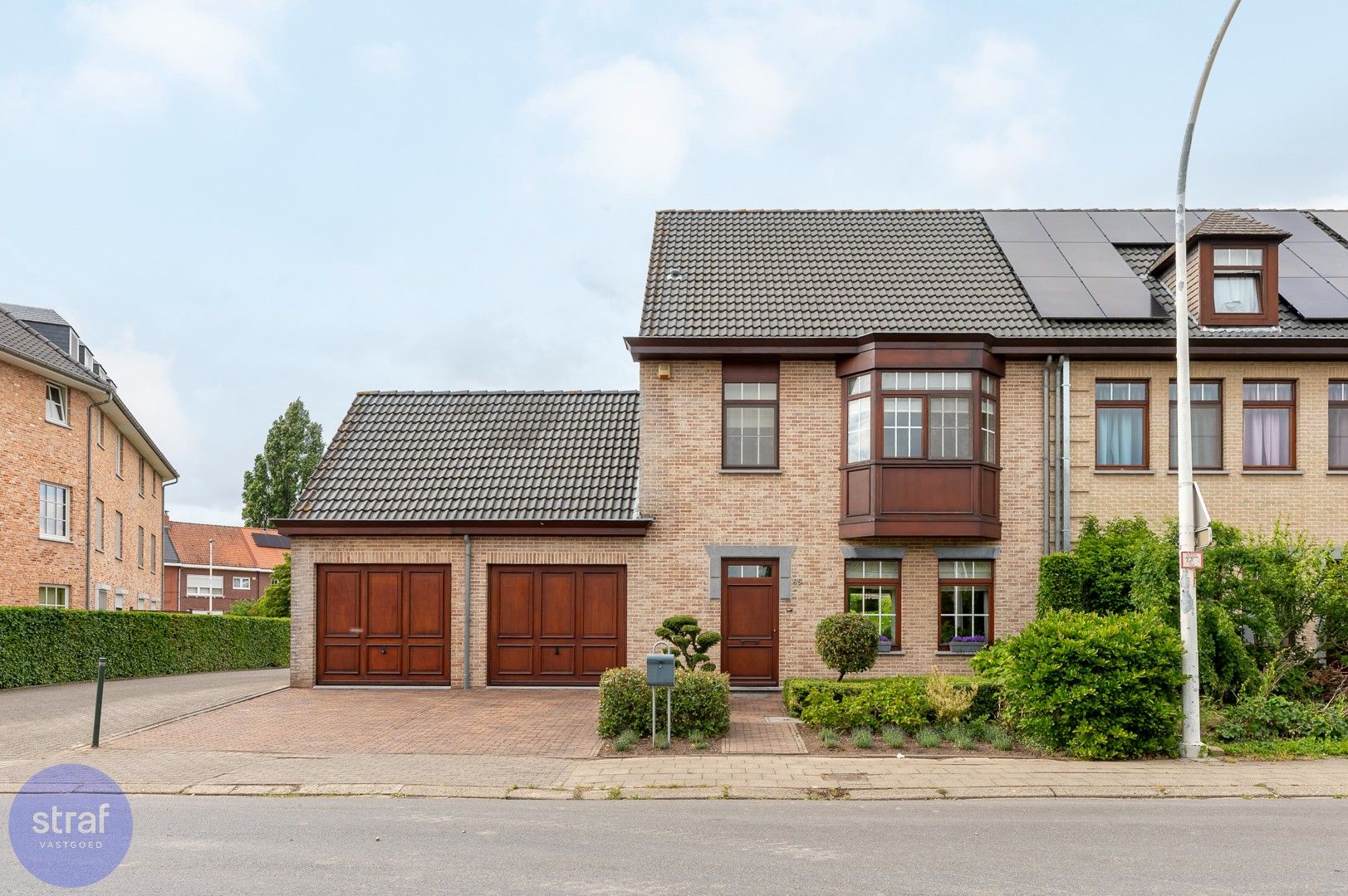 Gezellig huis met toffe tuin en twee garages in Zwijndrecht foto {{pictureIndex}}