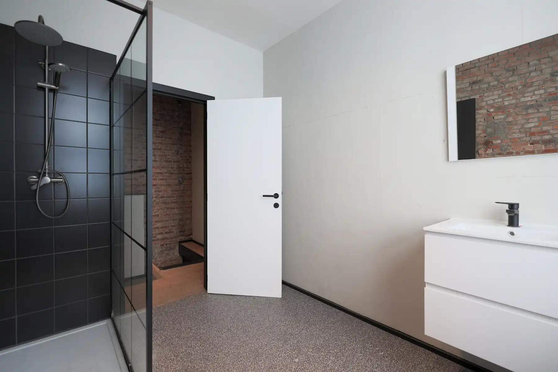 Ruim en lichtrijk triplex-atelier in de stad foto 12