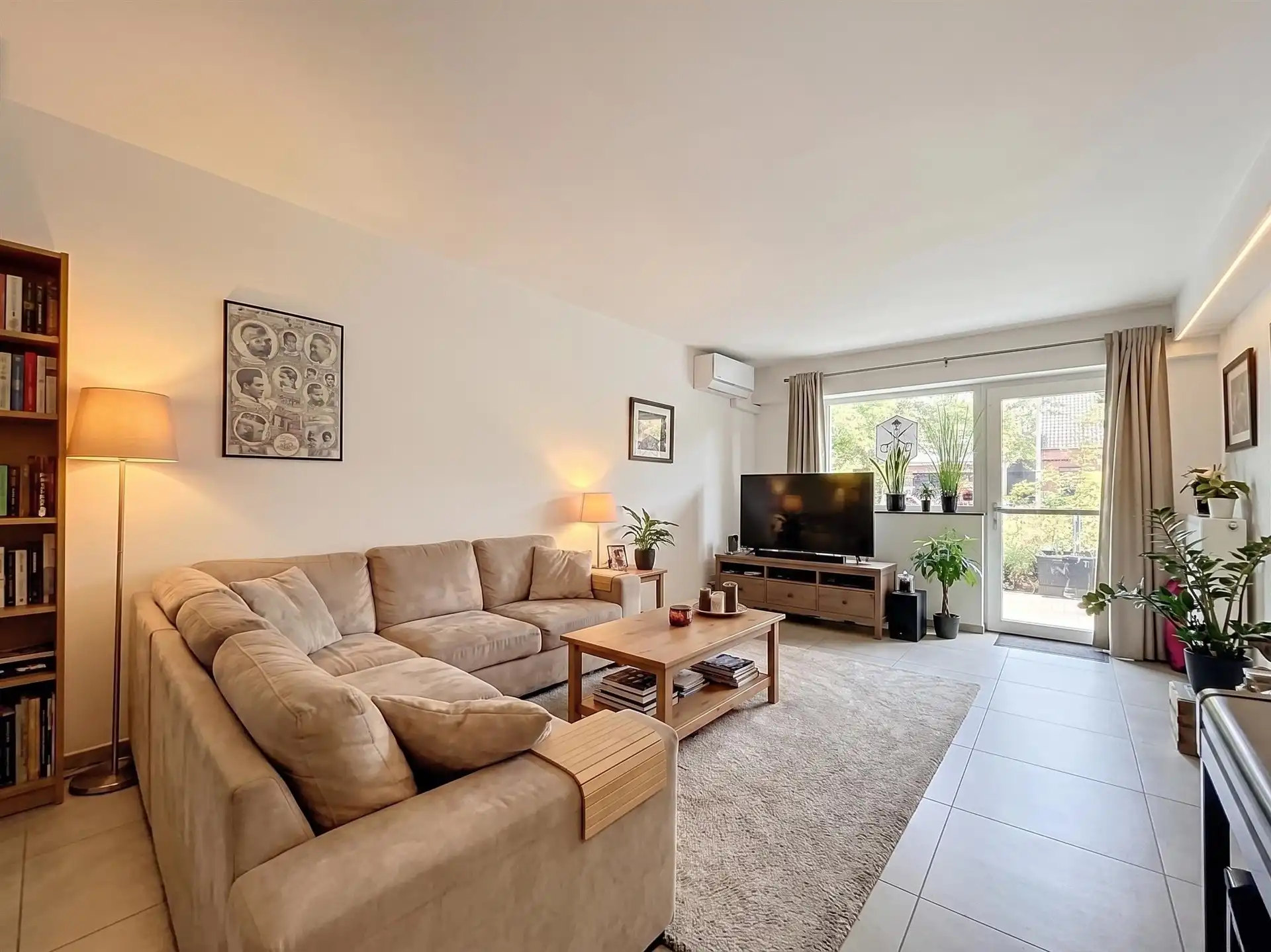 Moderne BEN gezinswoning met 4 slaapkamers, garage en poolhouse op perceel van 347m² foto {{pictureIndex}}