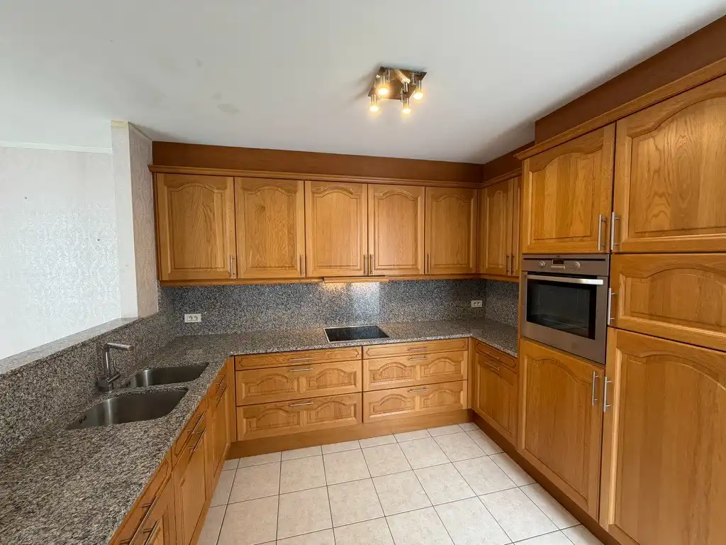 Genk-centrum, Oude Markt 4 bus 11: Ruim en energiezuinig appartement (133 m²) met 2 slaapkamers, overdekt terras, dubbele autostaanplaats en kelderberging. foto 12