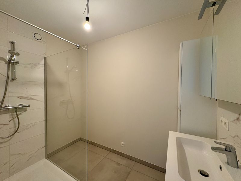 INSTAPKLAAR ENERGIEZUINIG TWEESLAAPKAMER APPARTEMENT, TWEE TERRASSEN EN OVERDEKTE CARPORT foto 6