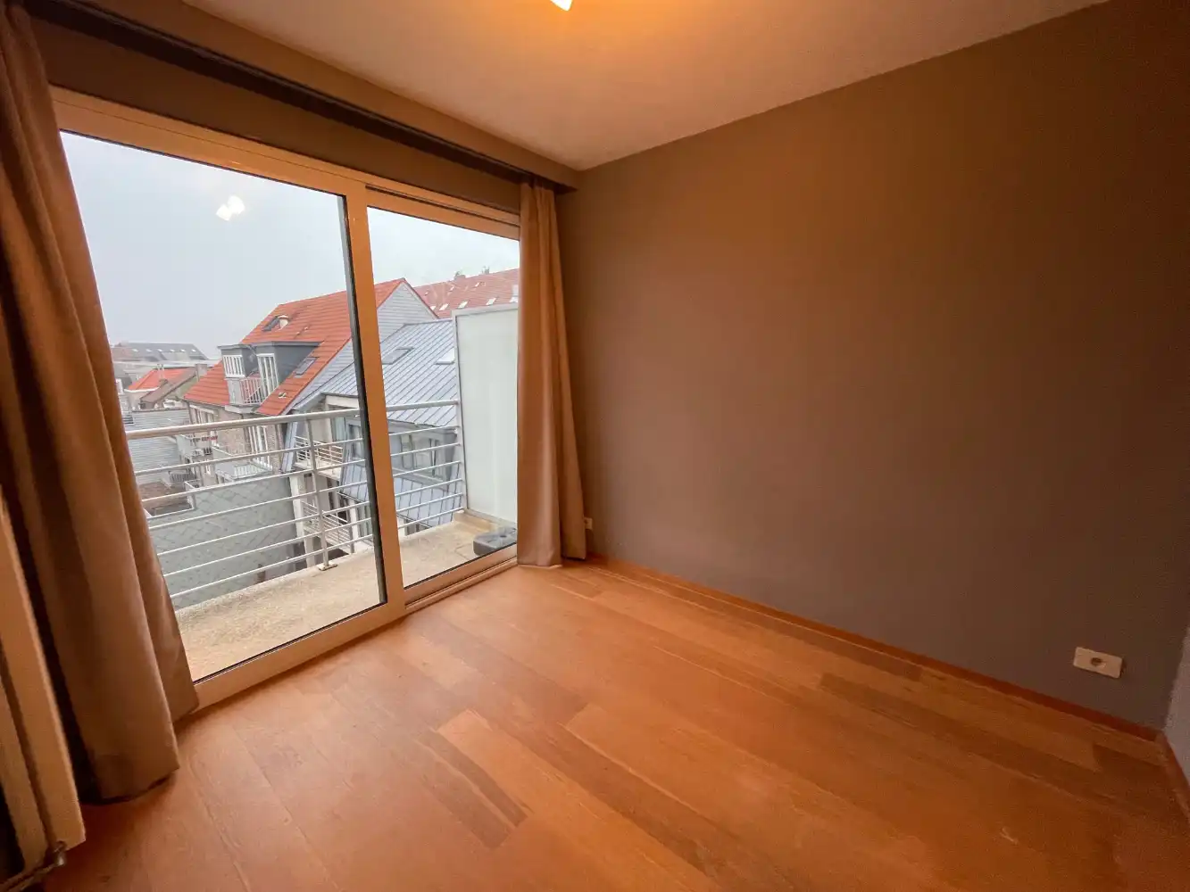 Instapklaar appartement met twee slaapkamers en terras gelegen op het Stationsplein. Op het vierde verdiep in een gebouw met lift. foto 12