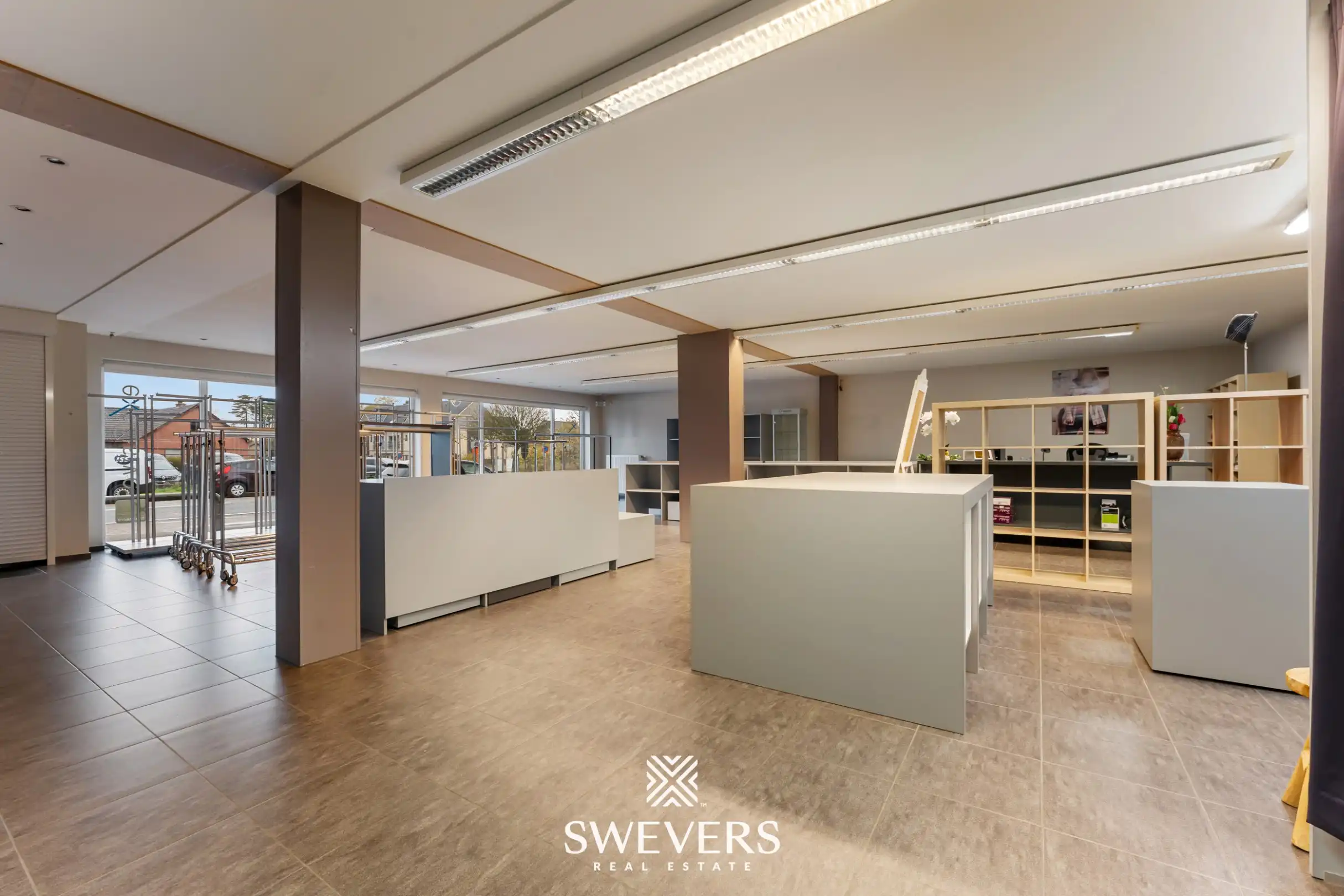 Opbrengsteigendom met handelspand, ruim appartement en uitbreidingspotentieel in hartje Heusden-Zolder foto 4