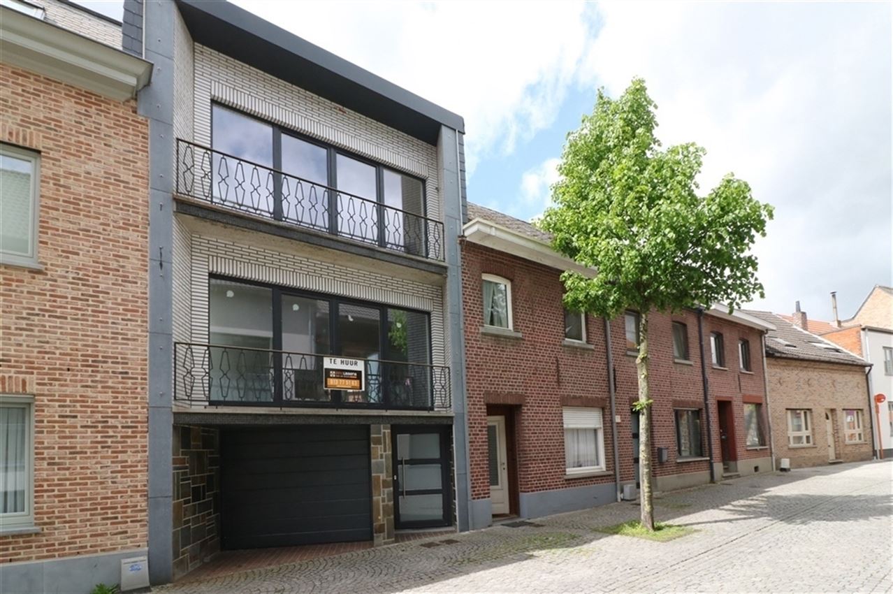 Rustig gelegen bel-etage woning met 3 slpk., 2 garages en leuk terras foto 1