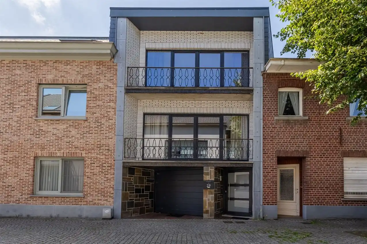 3 slpk., 2 garages, groot terras, nabij station, label C foto {{pictureIndex}}