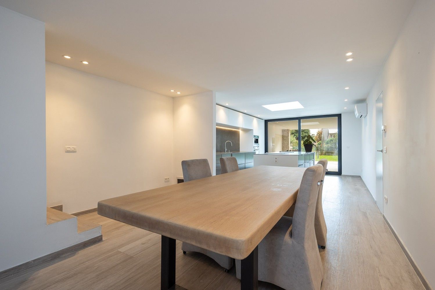Stijlvol gerenoveerde woning in het hart van ’s-Gravenwezel foto 4