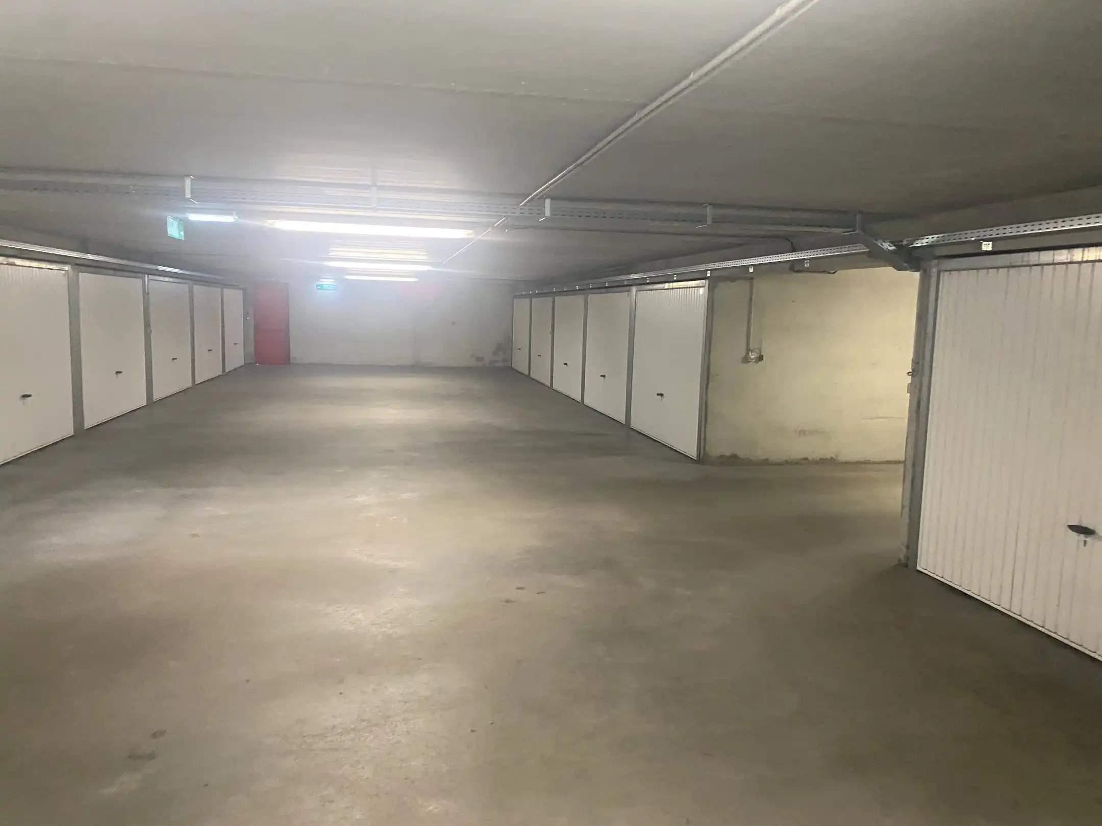 Ruime garagebox (niveau -1 , 8m90 diep) gelegen in de Gasmeterstraat foto 6