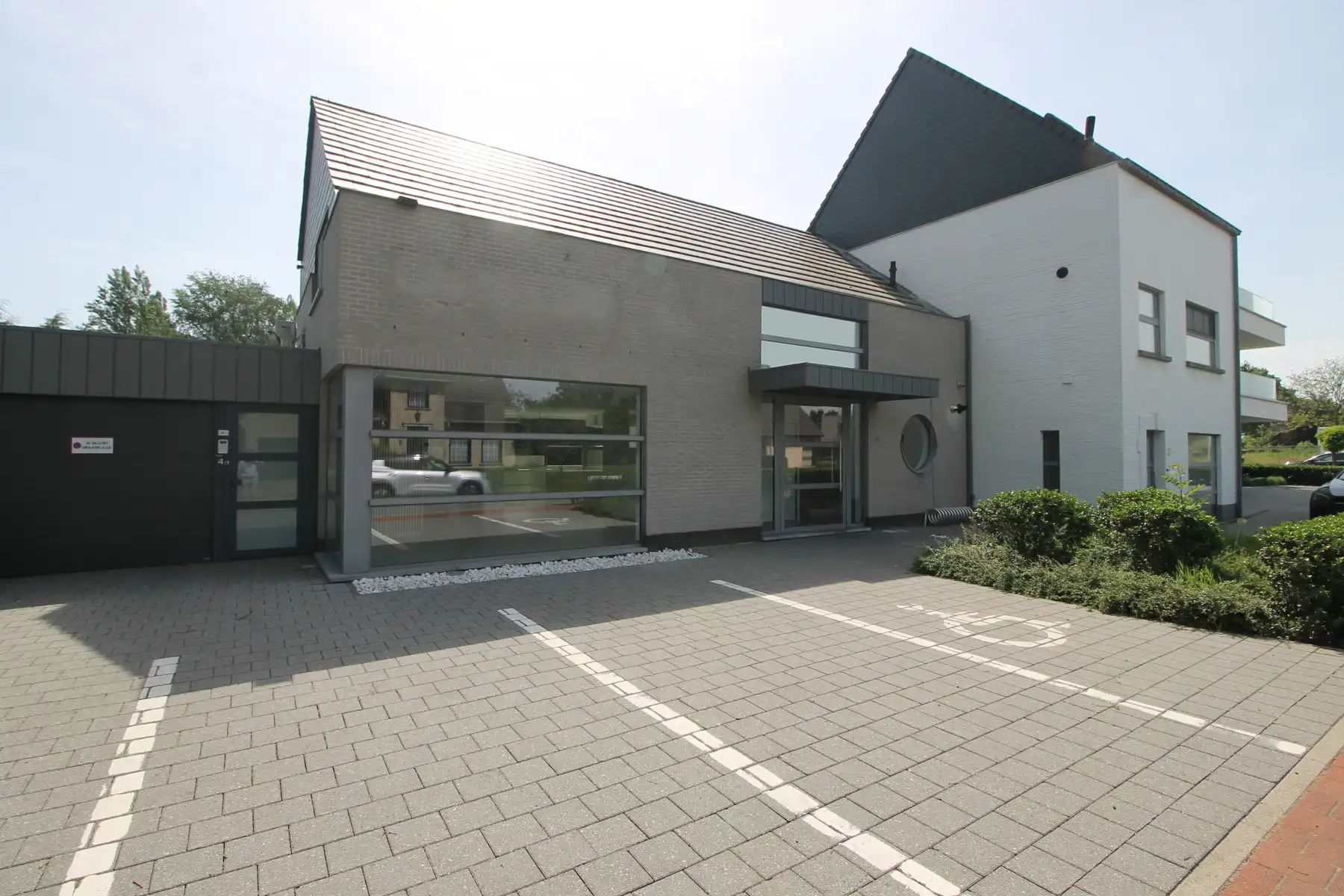 Uniek en ruim (ca 134m²) gelijkvloers appartement met 2 slaapkamers, terras en tuin en autostaanplaats. foto {{pictureIndex}}