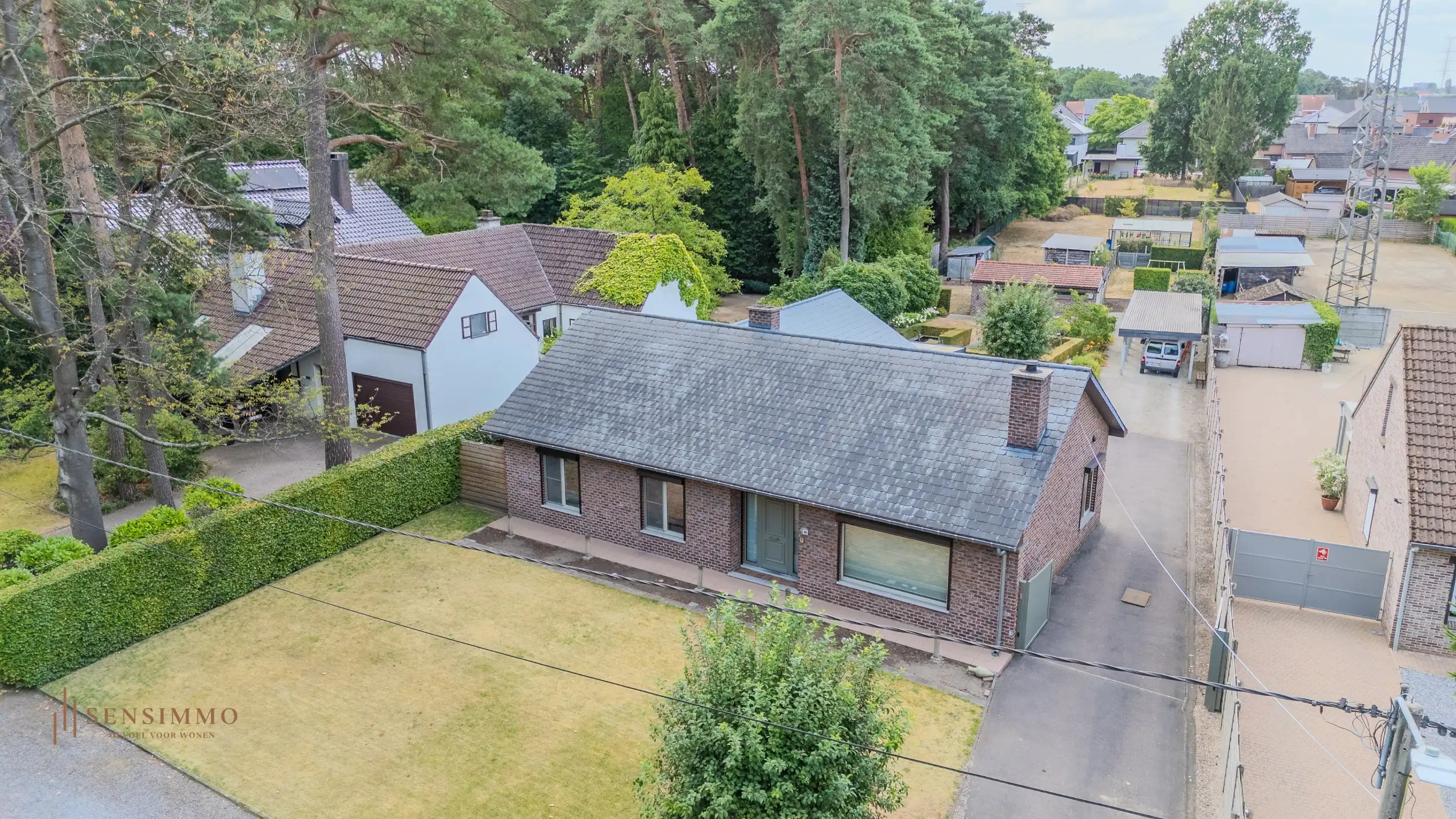 Rustig gelegen verzorgde bungalow met 3 slaapkamers op riant perceel in Beringen. foto {{pictureIndex}}