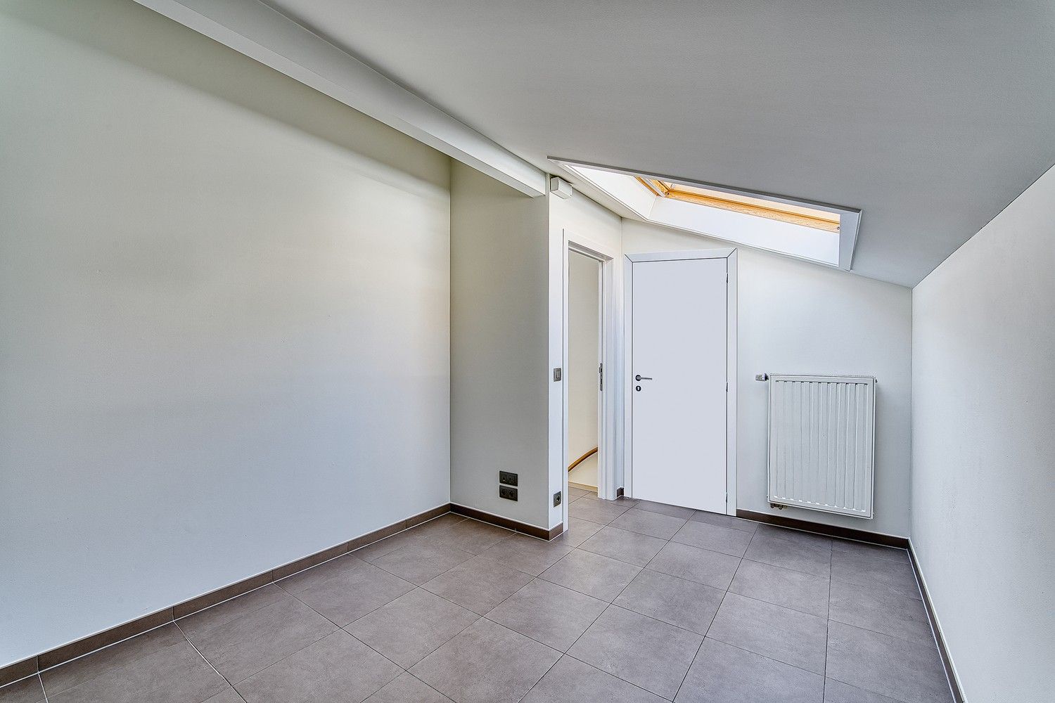 Moderne lichtrijke energiezuinige HOB-woning met koertje centrum Brugge-West, in doodlopend straatje, nabij ’t Zand, Smedenstraat, Concertgebouw en Vesten.  Werkelijk 100% instapklaar. Alle ruimtes en traphal opnieuw geschilderd.  Nieuwbouw 2011, EPC label B. Werkelijk alle winkels en openbaar vervoer in de buurt. AZ Sint-Jan op max. 10 min fietsen. Gelijkvloers met inkom en gastentoilet, living met moderne open keuken en toestellen.  Op verdieping 2 ruime slaapkamers, badkamer met toilet, lavabomeubel met spiegelkast, douche en handdoekdroger. Aparte wasplaats voor wasmachine en droogkast.  Alle nutsvoorzieningen aanwezig. Dubbel glas, aluminium ramen en schuifraam achteraan, Vaillant HR-ketel op aardgas met programmeerbare thermostaat. Proximus Fiber alsook Telenet aanwezig. Plaats voor fietsen of e-bike aan muuranker zijgevel buiten. Onmiddellijk vrij bij akte.  Ideaal voor 1 of 2 personen, ideaal voor koppel of alleenstaande,  ideaal voor studenten, ideaal voor starters of... foto 4
