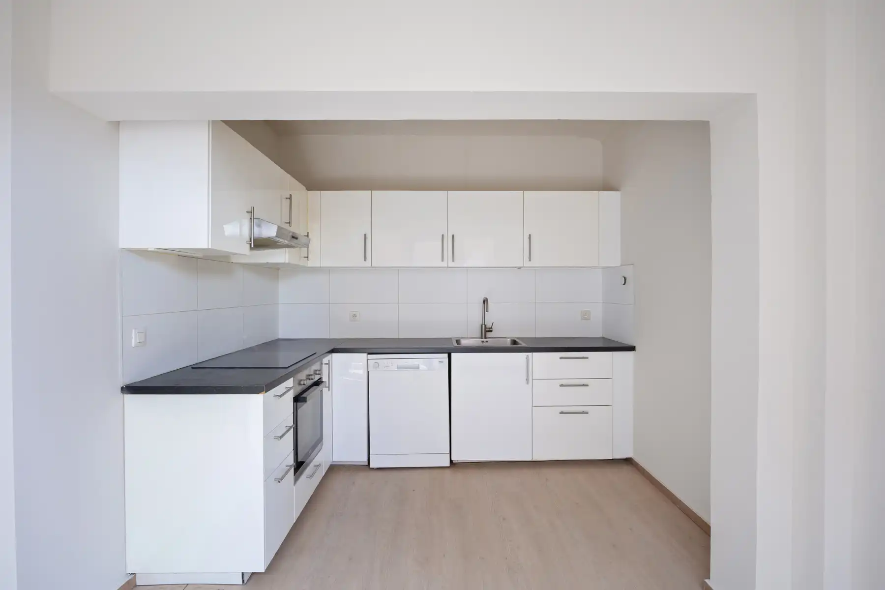 Ruim appartement met 2 slaapkamers, 2 badkamers en terras. foto 5