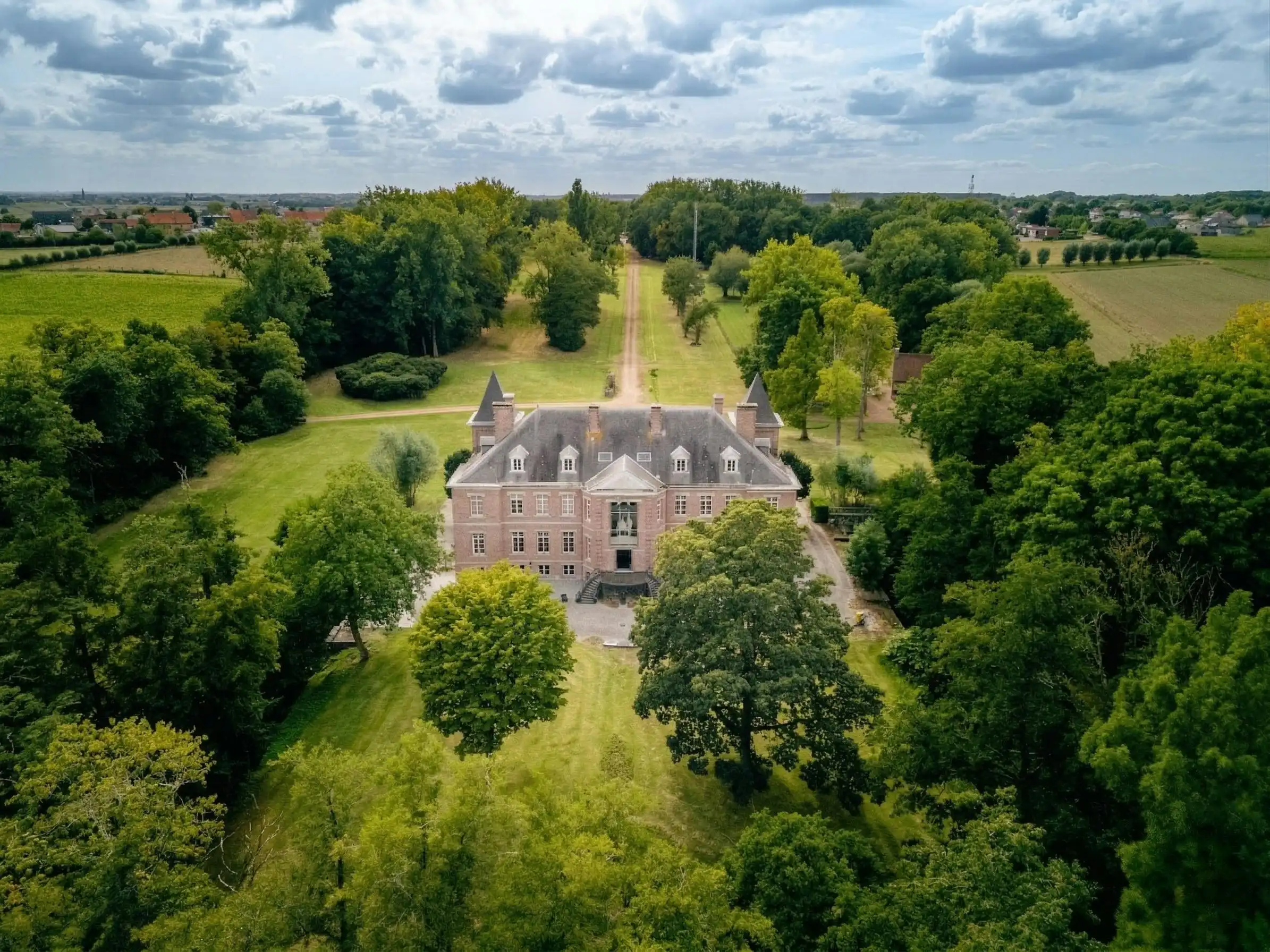 Uniek historisch kasteel op 9 hectare te koop in Geluveld foto 3