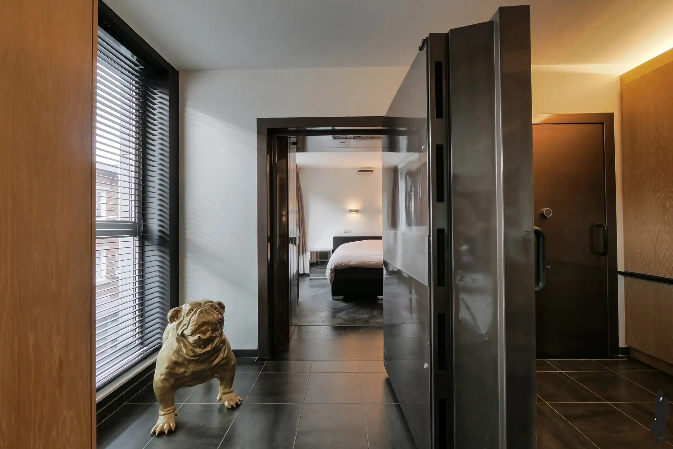 Stijlvol bemeubeld appartement van 97m² met unieke bankkluis foto 9