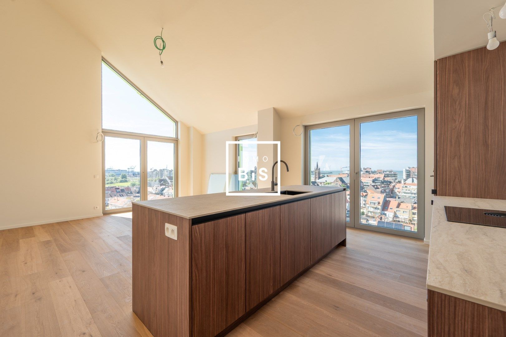 Luxueus afgewerkt appartement 141 m² met ruim terras, aangelegde tuin en adembenemende zichten foto {{pictureIndex}}