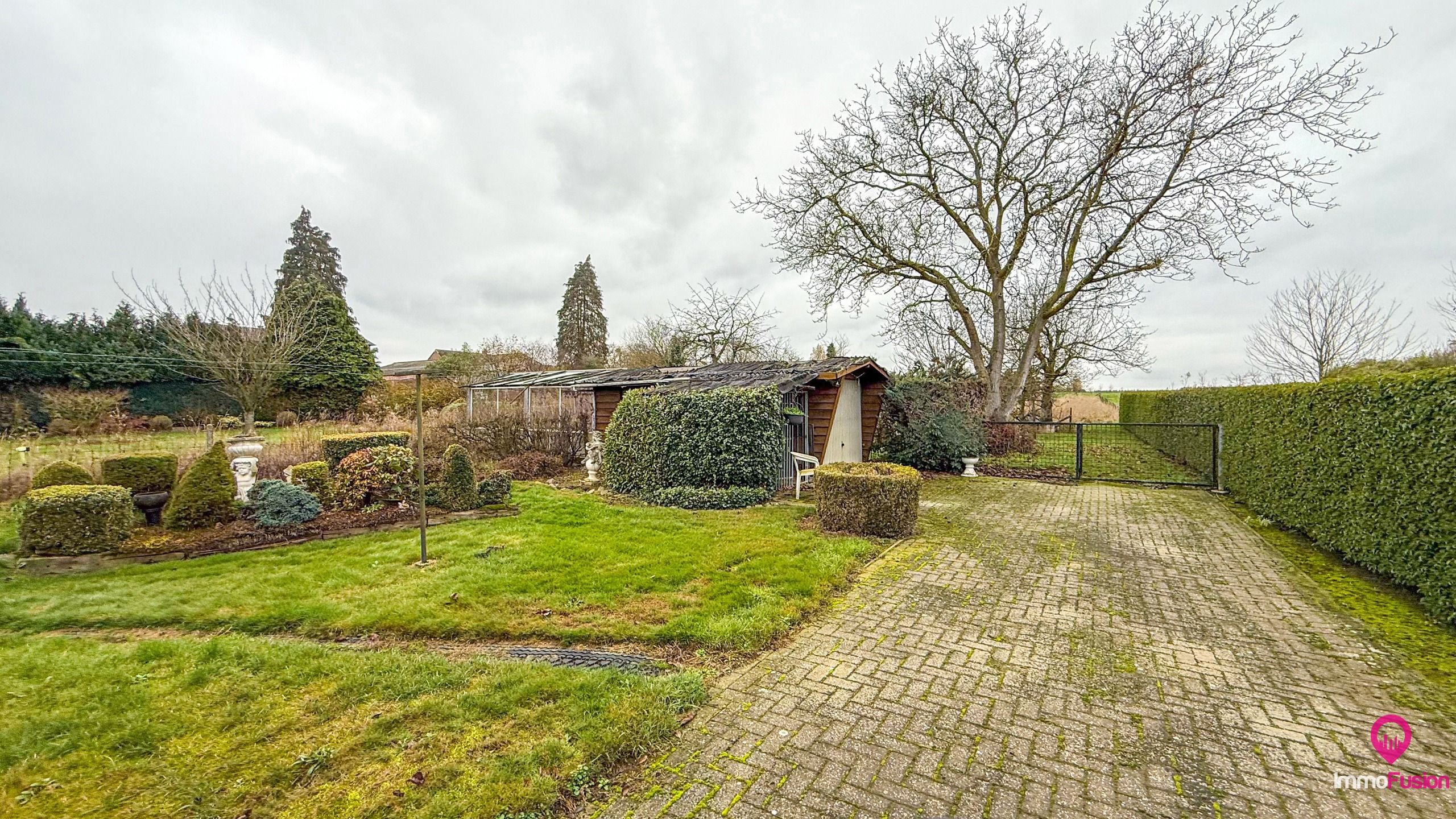 Bungalow met grote werkplaats en weide op 42 are in Alken foto 33