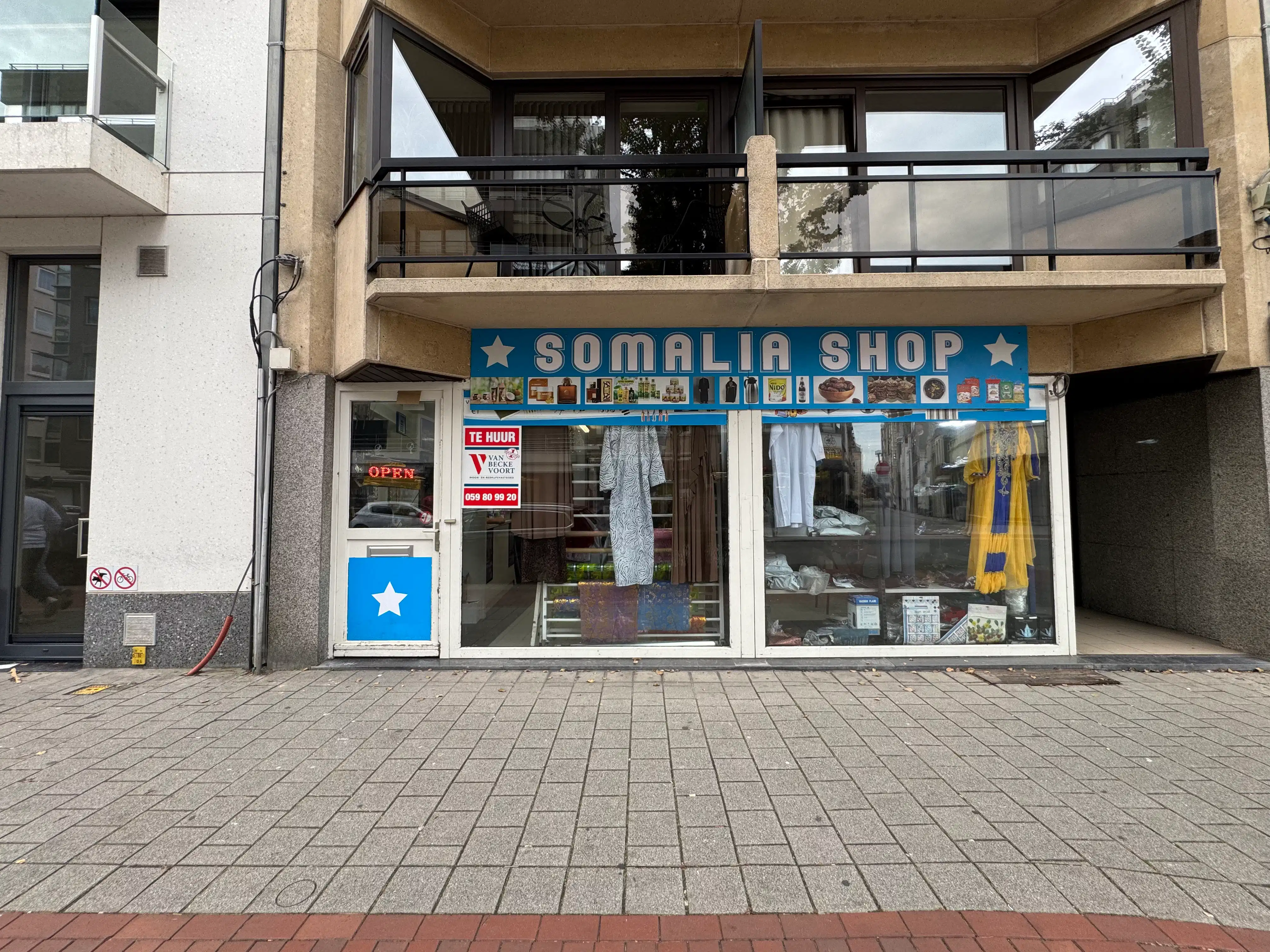 Handelsgelijkvloers 150m² + garage 20m² foto {{pictureIndex}}