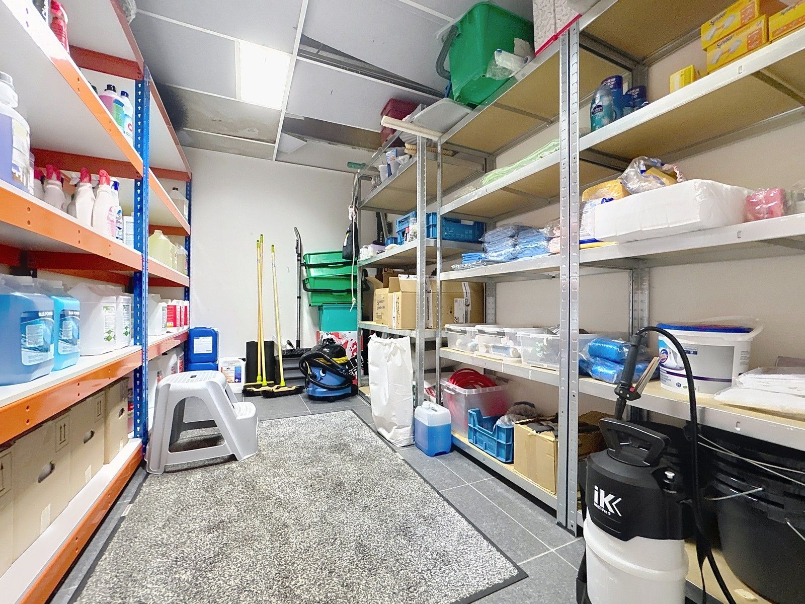 Instapklare, "industrial-look" KANTOORRUIMTEN met OPSLAGRUIMTE (340m²) met 12-tal private parkeerplaatsen voor de deur te Brugge! Vlot bereikbaar via Expresweg/A11/E403/E40. foto 9