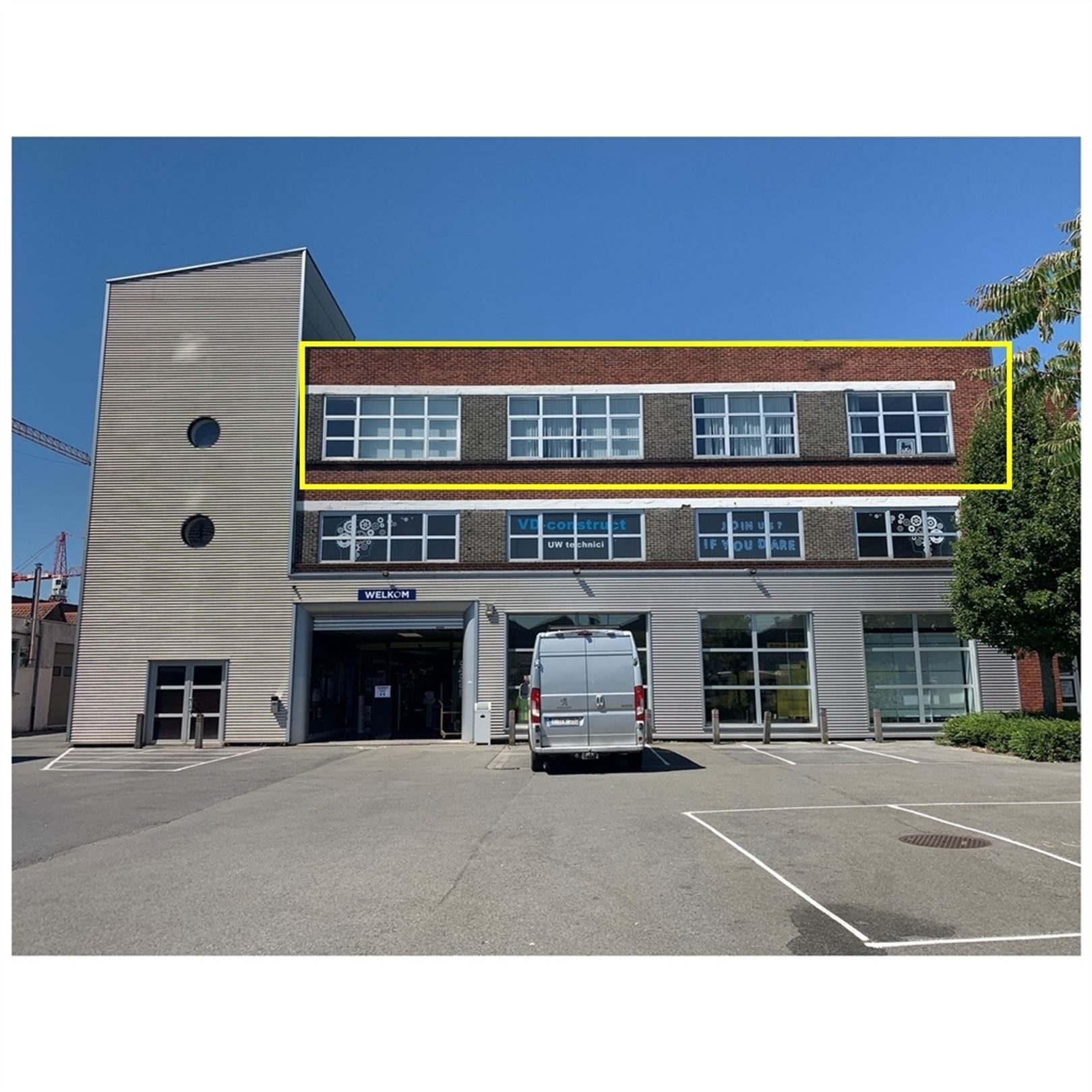 Instapklaar kantoor aan op- en afrit Gentbrugge foto {{pictureIndex}}